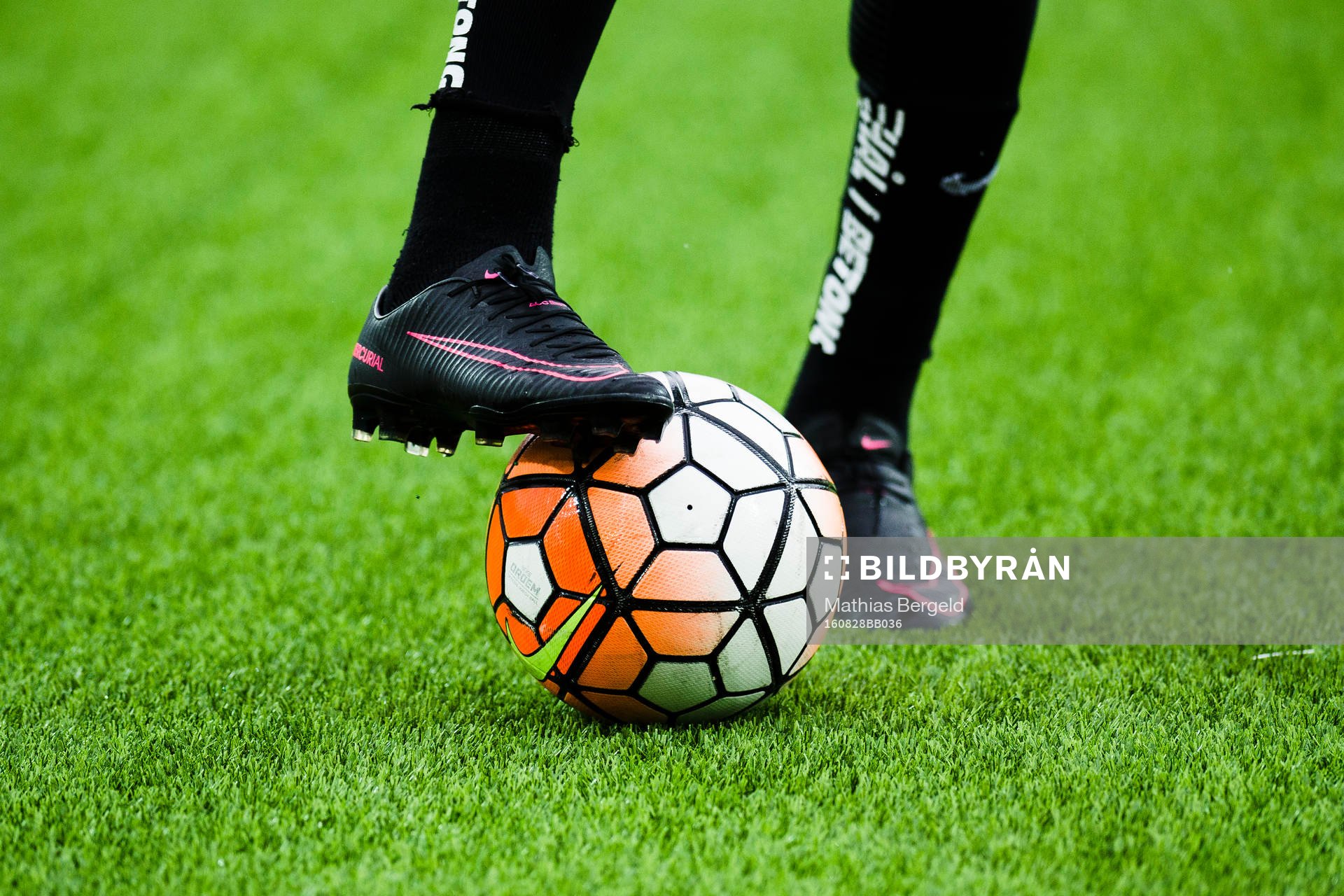 Fotbollsskor och fotboll