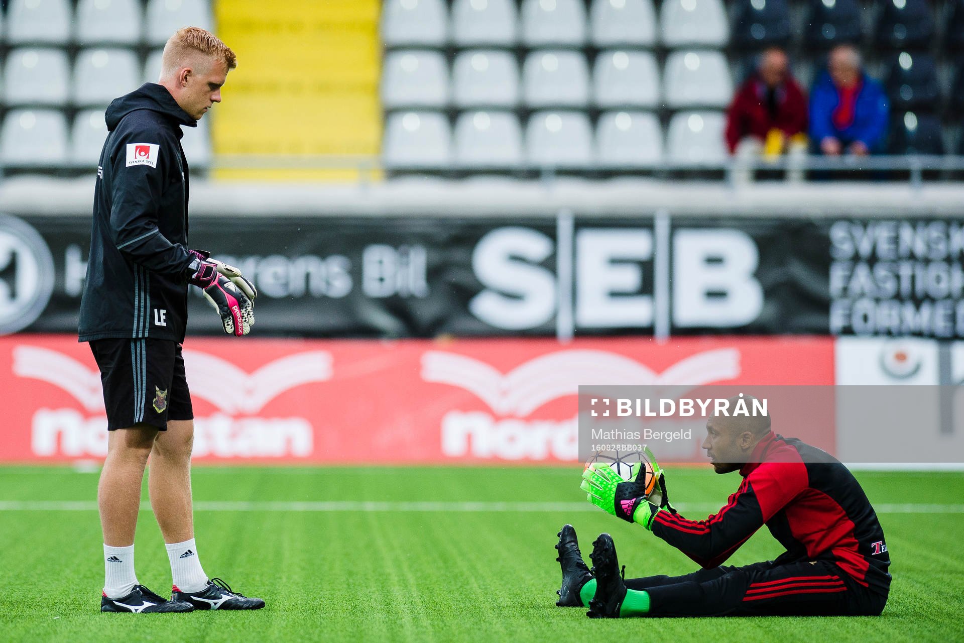 Östersunds Målvaktstränare Linus Eriksson värmer upp