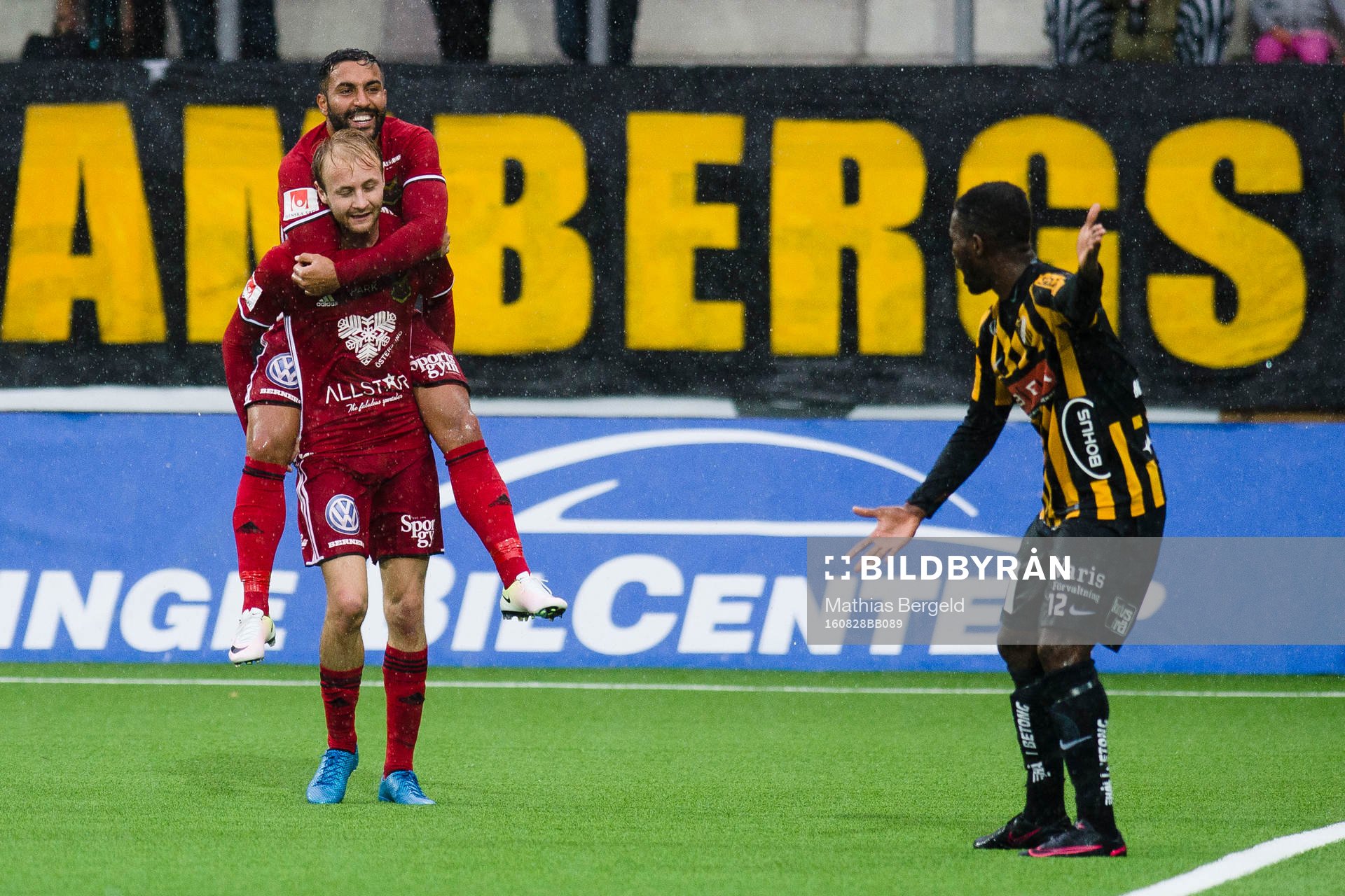 Östersunds Saman Ghoddos jublar med målskytten till 0-1
