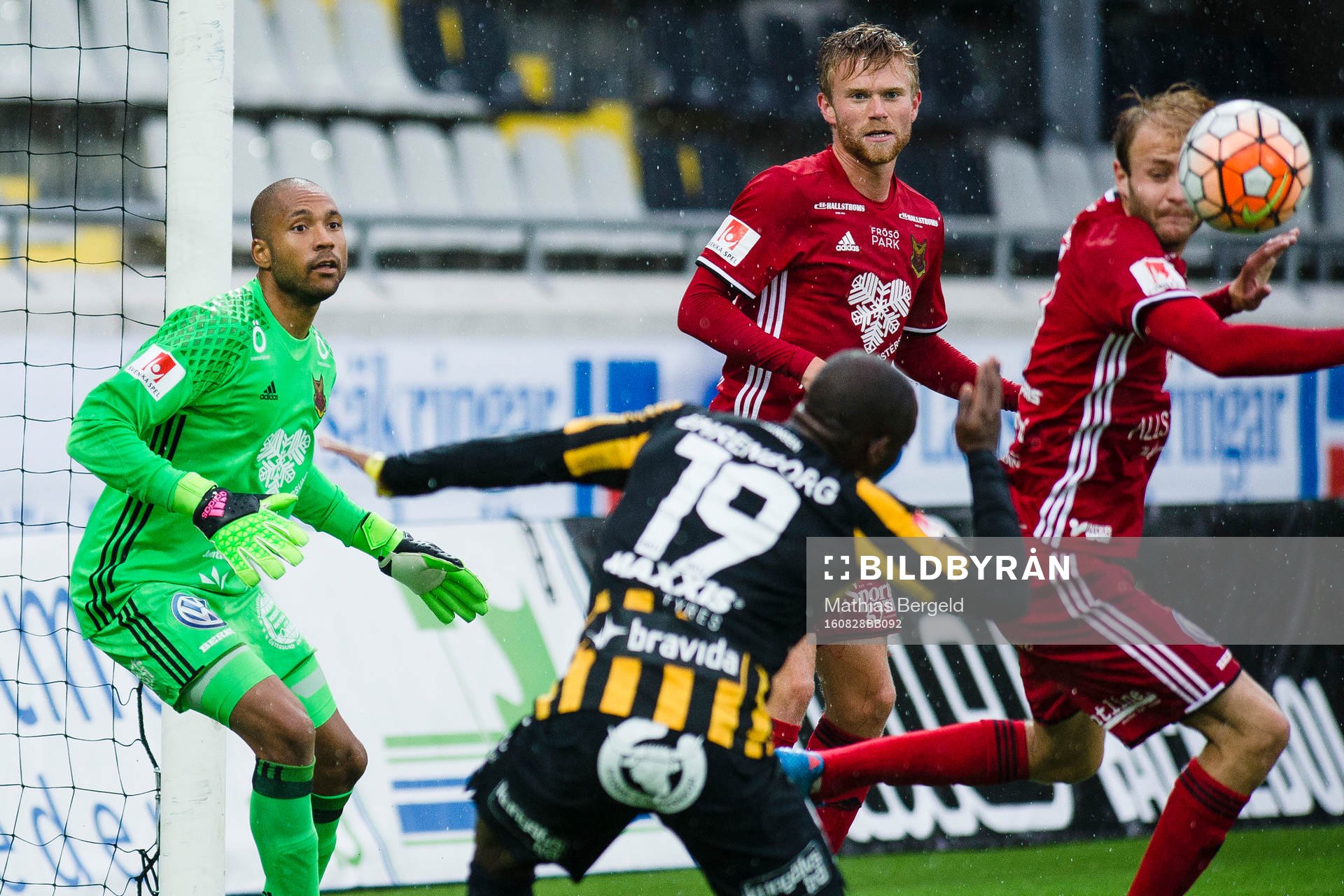 Östersunds målvakt Aly Keita och Dennis Widgren  ser