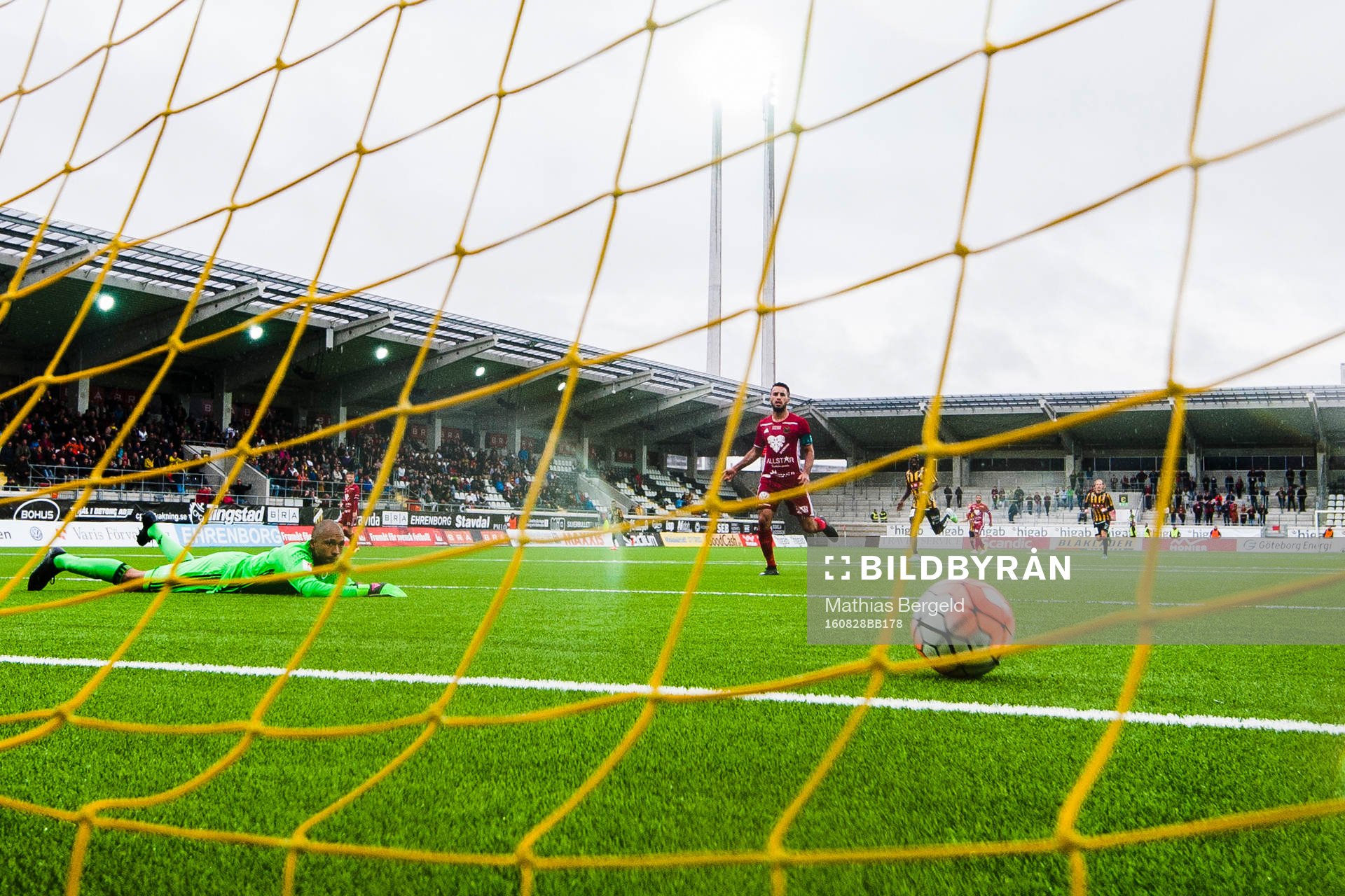 Häckens John Owoeri gör 2-1-målet bakom Östersunds