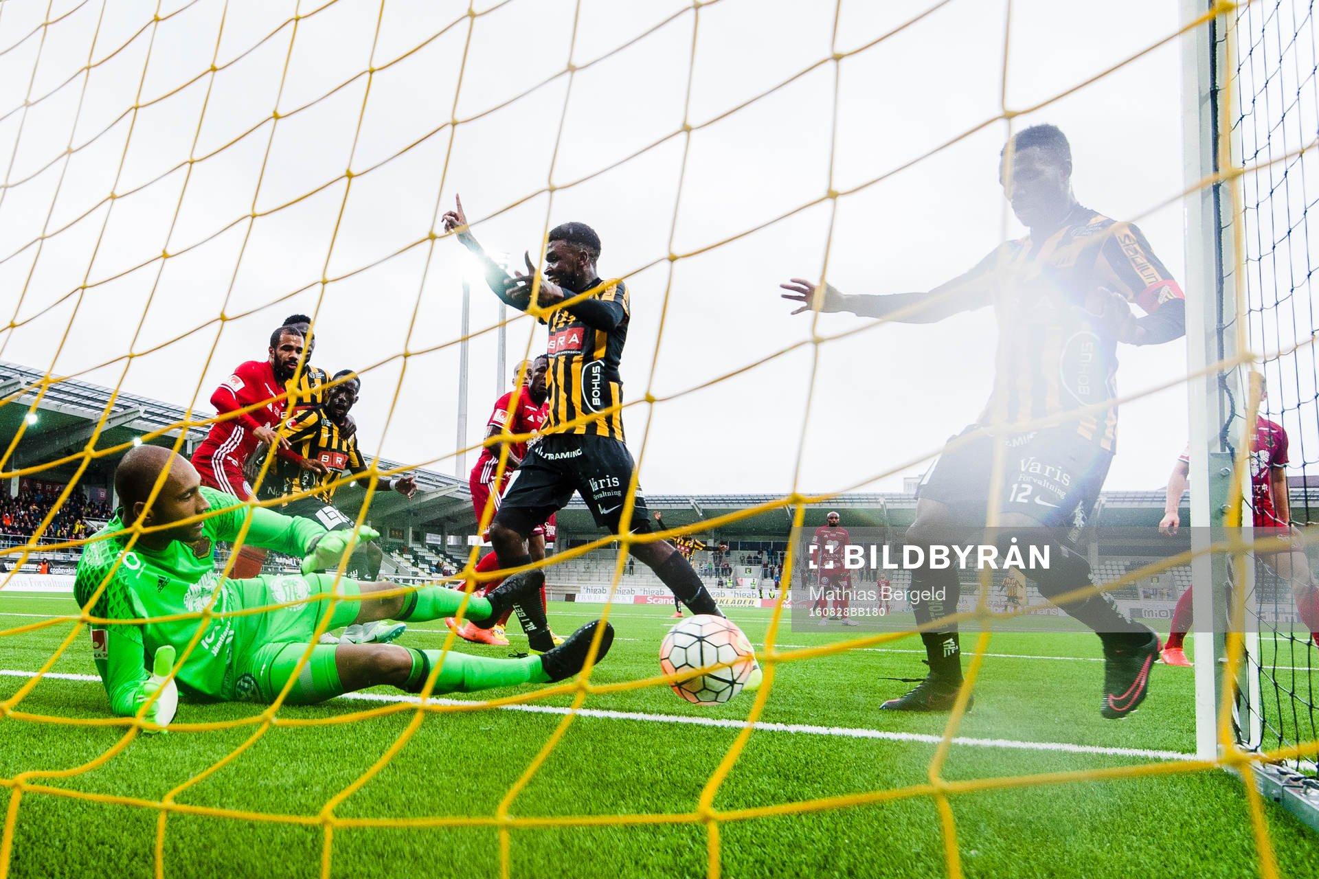 Häckens Tefu Junaid Mashamaite gör 3-1 bakom Östersunds målvakt Aly Keita. Också i bild Mohammed Abubakari under fotbollsmatchen i Allsvenskan mellan Häcken och Östersund den 28 augusti 2016 i Göteborg.