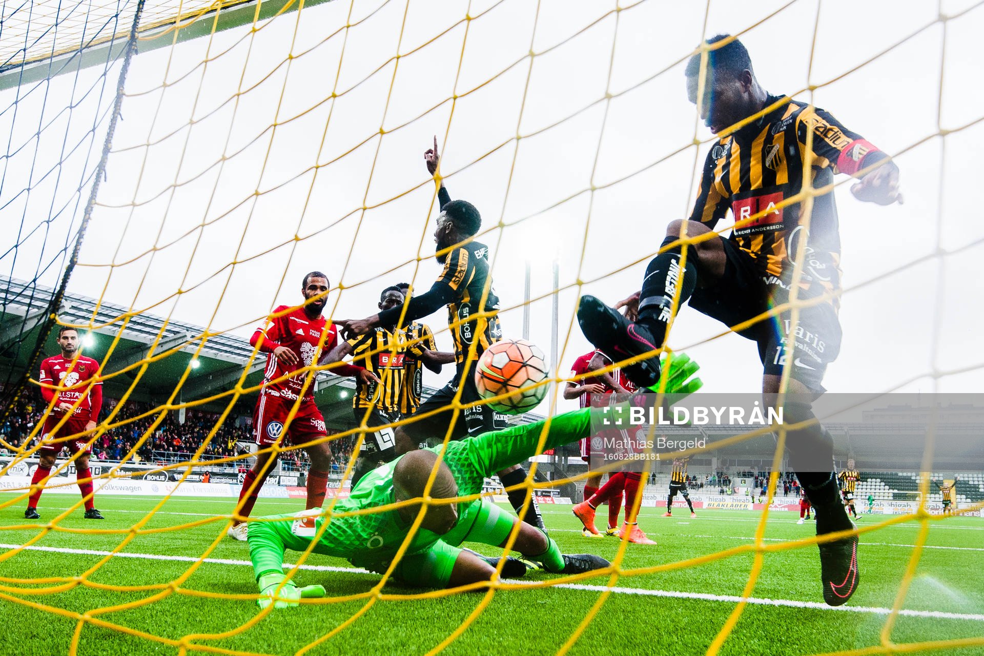 Häckens Tefu Junaid Mashamaite gör 3-1 bakom Östersunds målvakt Aly Keita. Också i bild Mohammed Abubakari under fotbollsmatchen i Allsvenskan mellan Häcken och Östersund den 28 augusti 2016 i Göteborg.