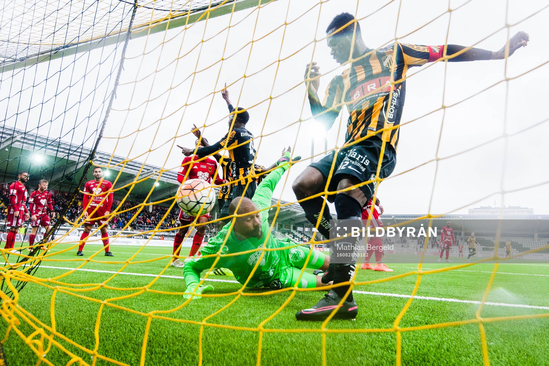 Häckens Tefu Junaid Mashamaite gör 3-1 bakom Östersunds målvakt Aly Keita. Också i bild Mohammed Abubakari under fotbollsmatchen i Allsvenskan mellan Häcken och Östersund den 28 augusti 2016 i Göteborg.