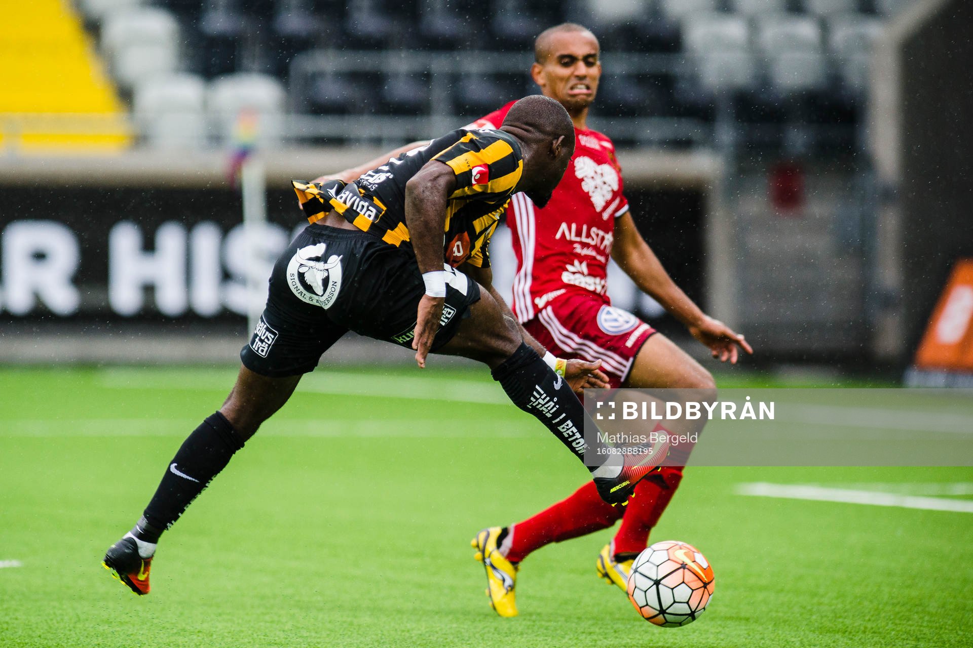 Häckens John Owoeri skjuter och gör 2-1-målet