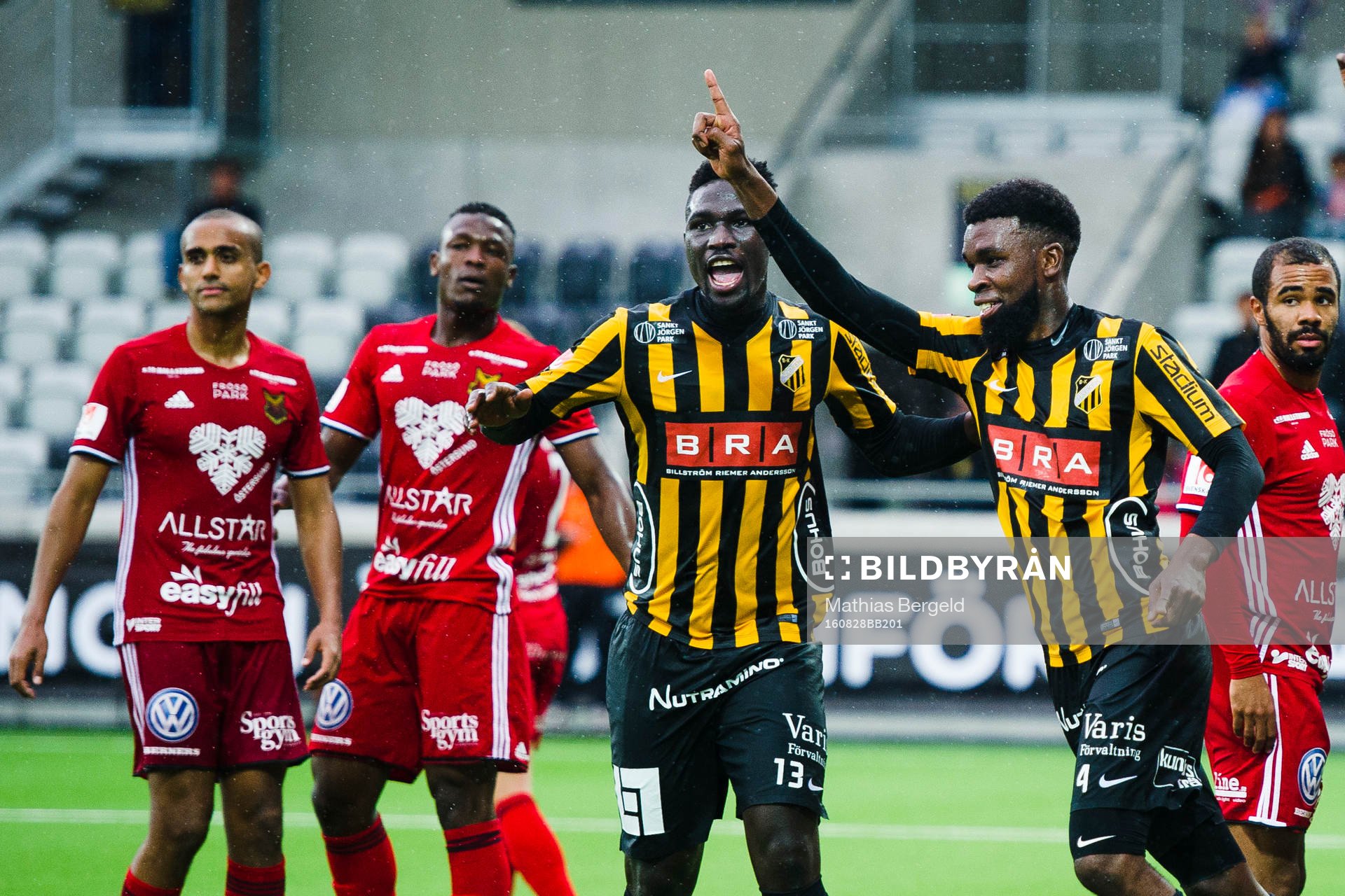 Häckens Tefu Junaid Mashamaite gör 3-1-målet och jublar med Baba Mensha under fotbollsmatchen i Allsvenskan mellan Häcken och Östersund den 28 augusti 2016 i Göteborg.