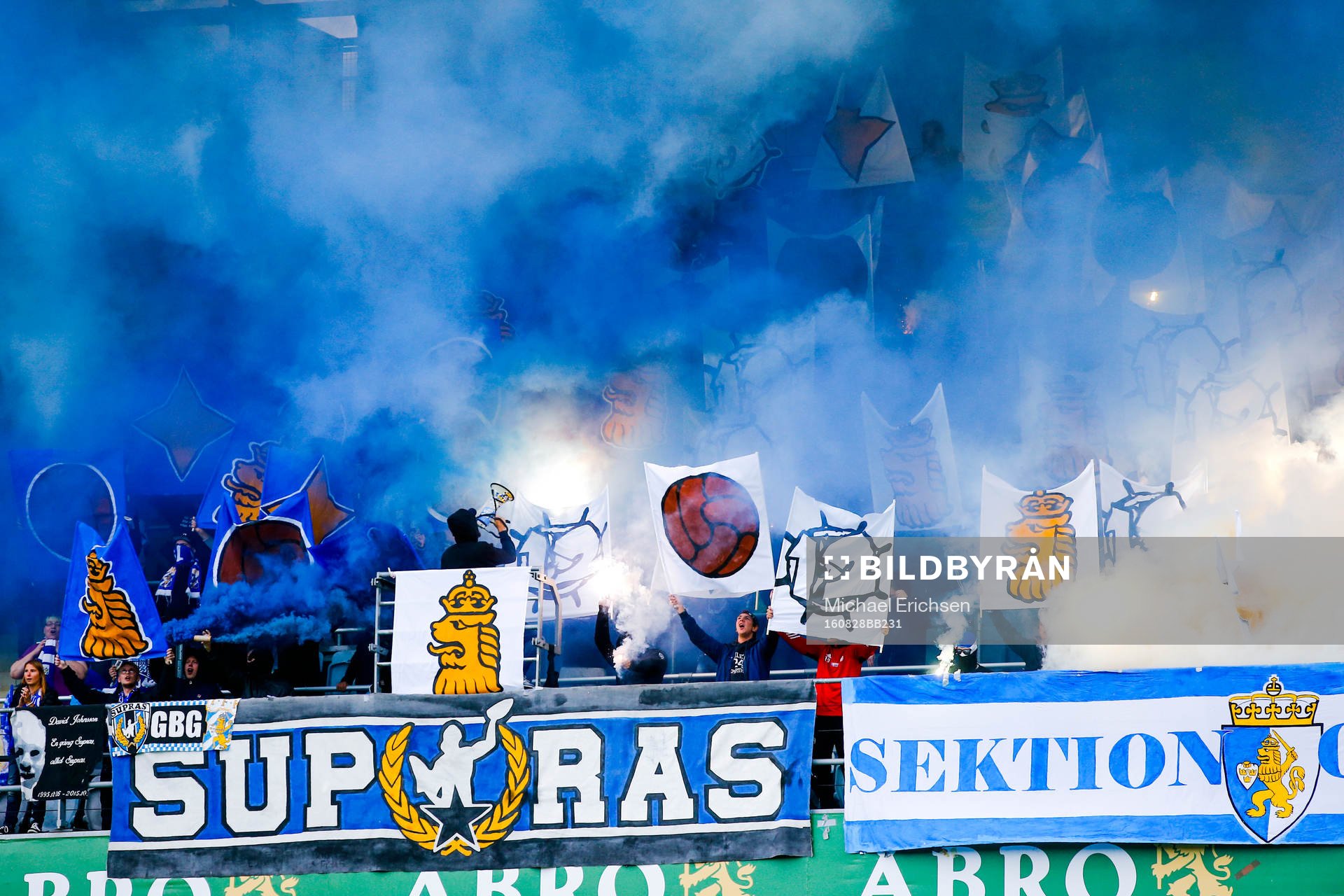 IFK Göteborgs supportrar med tifo före fotbollsmatchen i