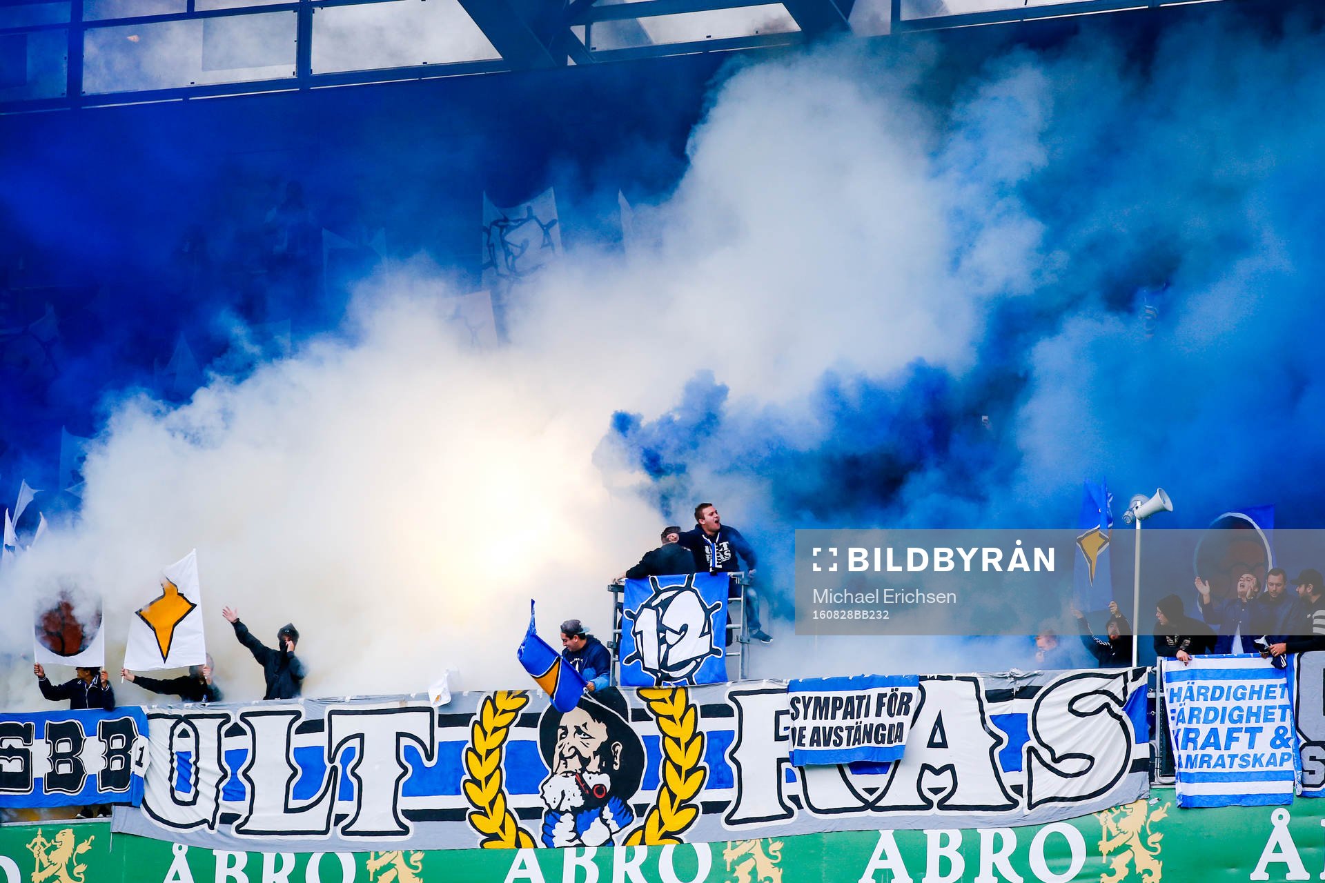 IFK Göteborgs supportrar med tifo före fotbollsmatchen i