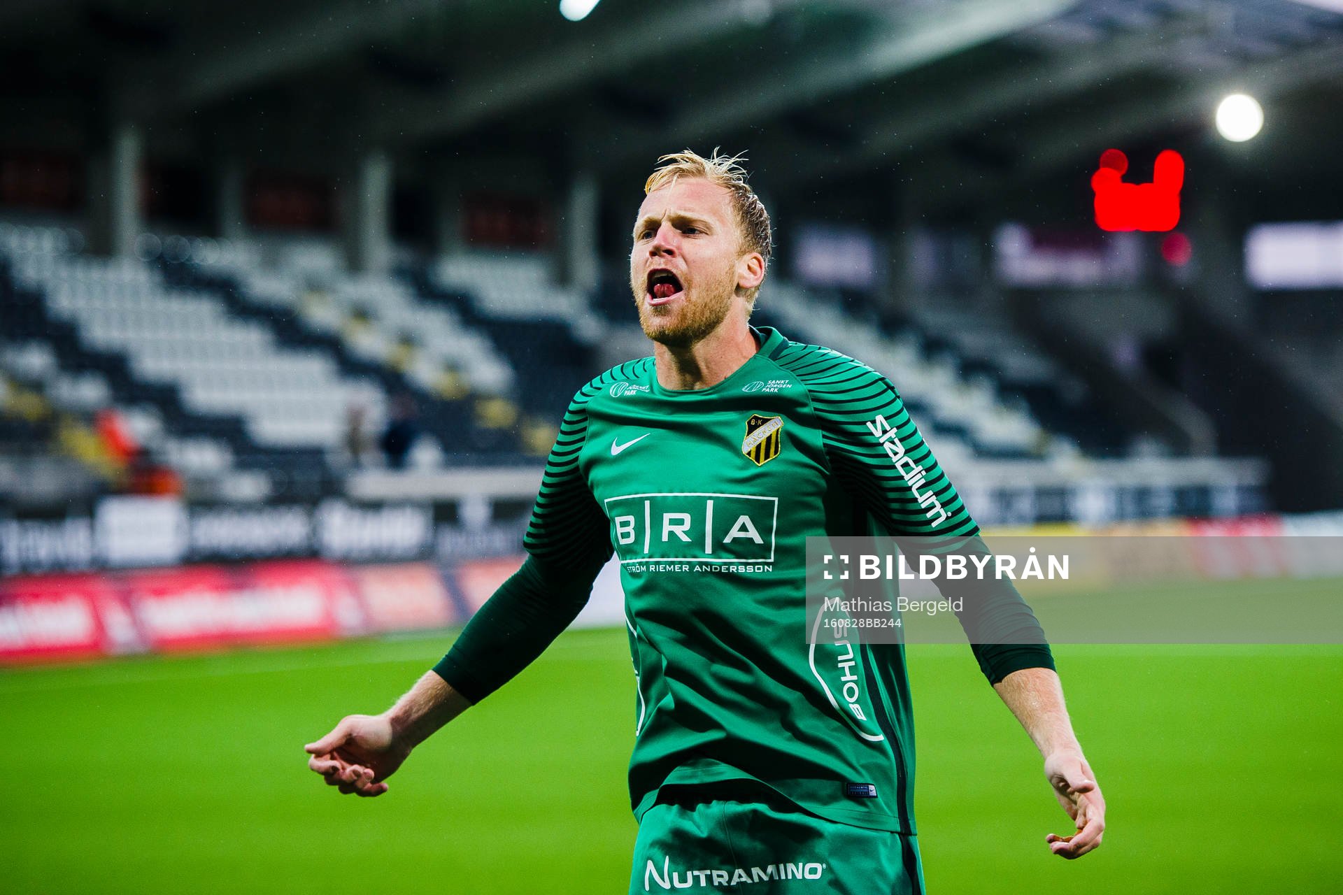 Häckens målvakt Peter Abrahamsson jublar