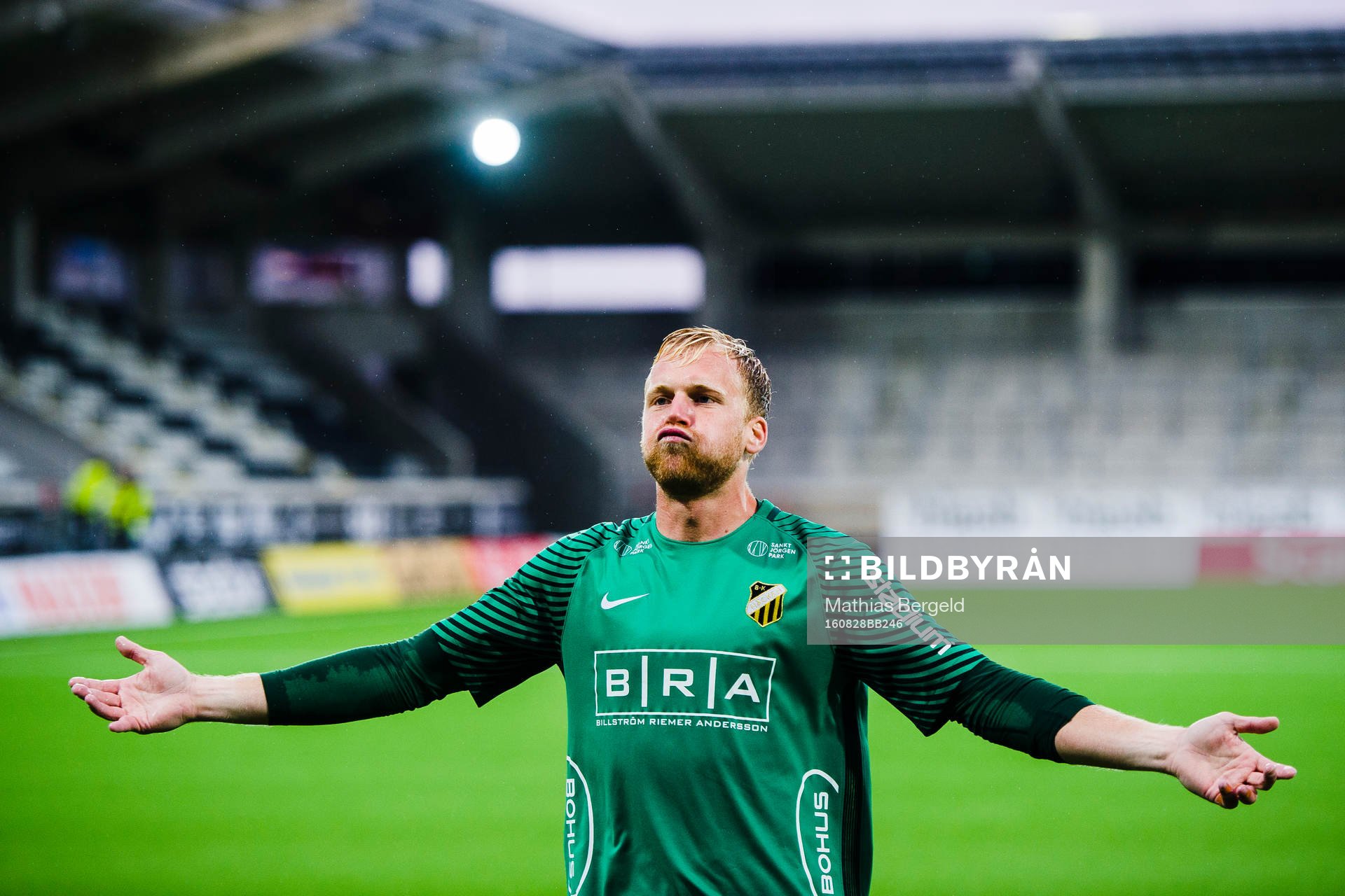 Häckens målvakt Peter Abrahamsson jublar