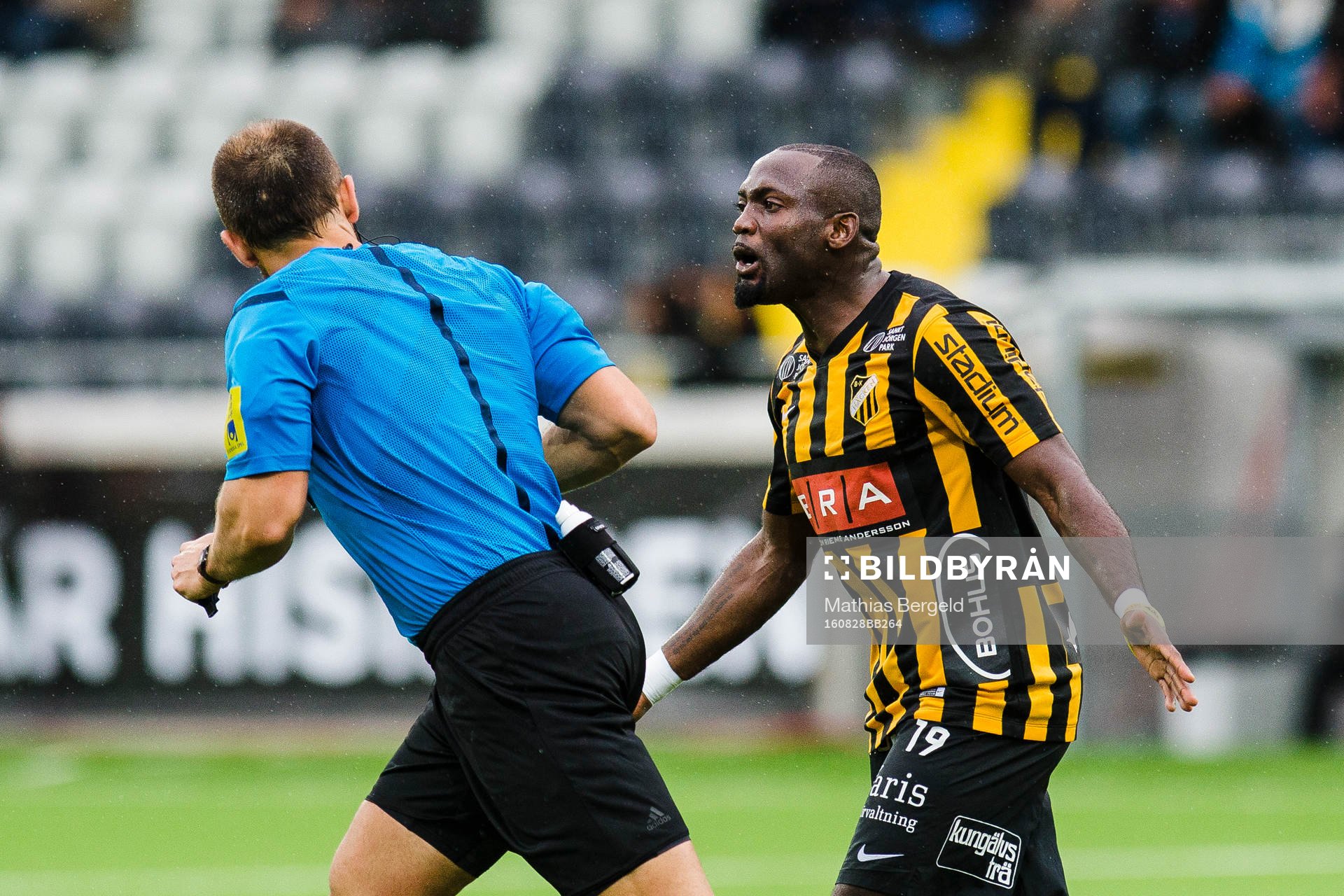 Häckens John Owoeri reagerar på domare Kaspar Sjöberg