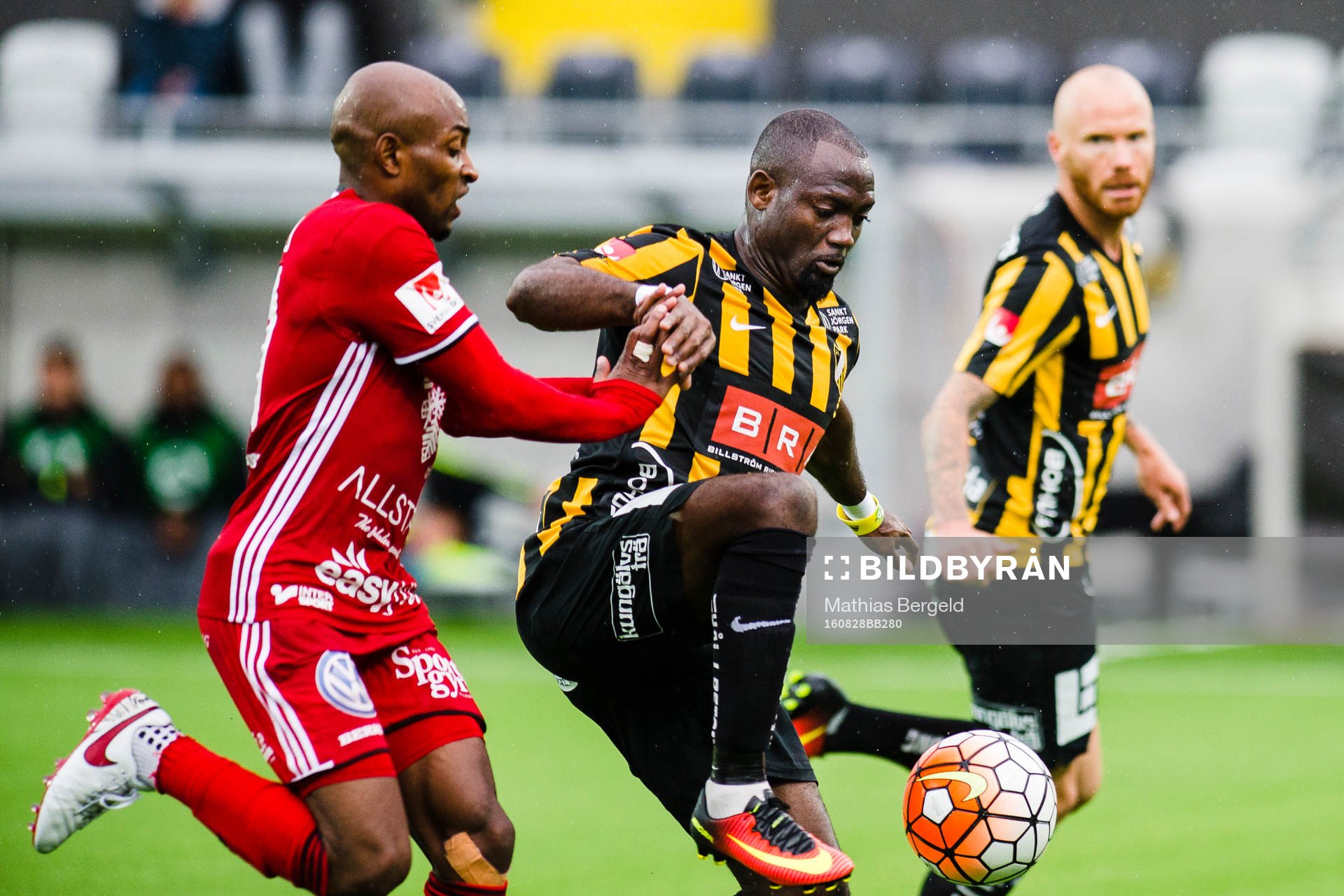 Östersunds Fouad Bachirou och Häckens John Owoeri