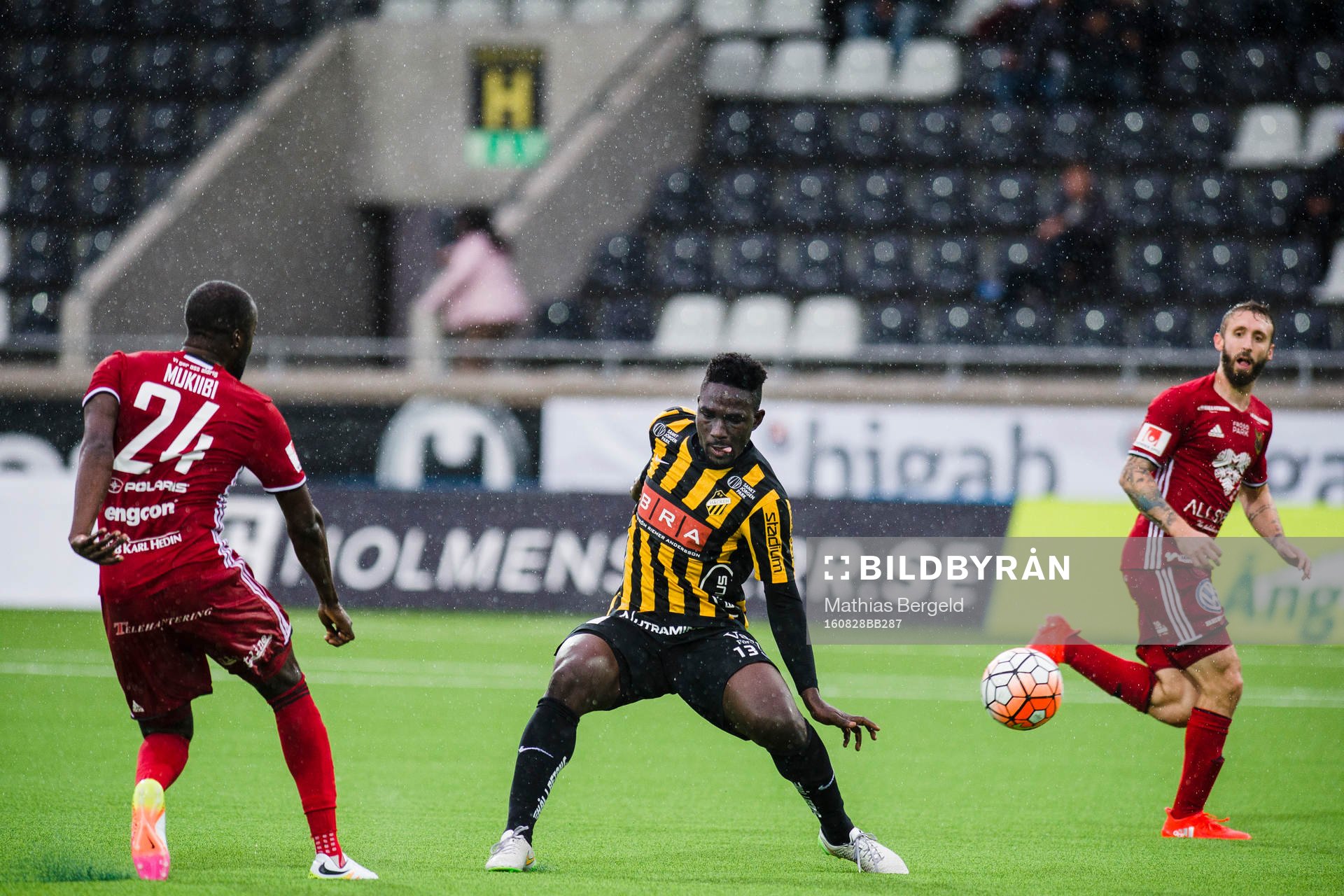 Östersunds Ronald Mukiibi och Häckens Baba Mensha