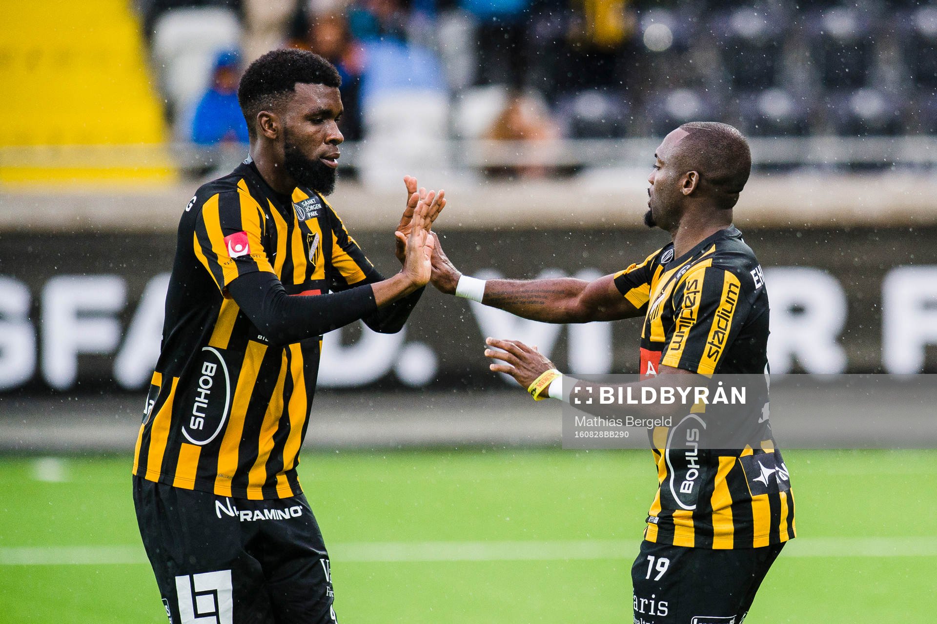 Häckens Mohammed Abubakari och John Owoeri jublar