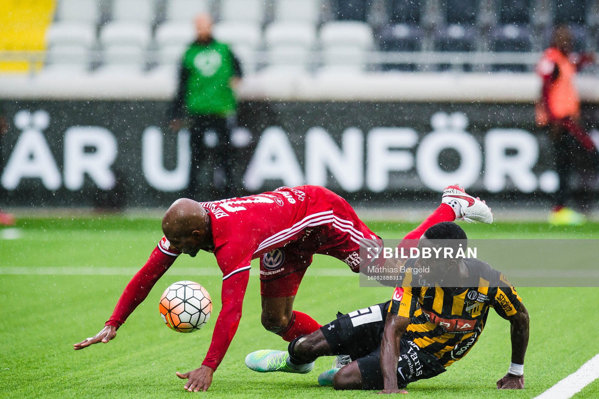 Östersunds Fouad Bachirou och Häckens Demba Savage i