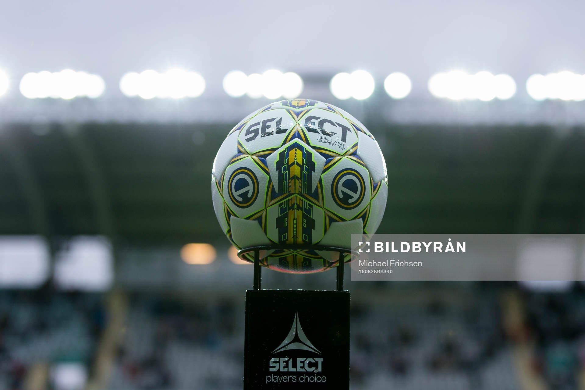Den nya officiella matchbollen innan fotbollsmatchen i