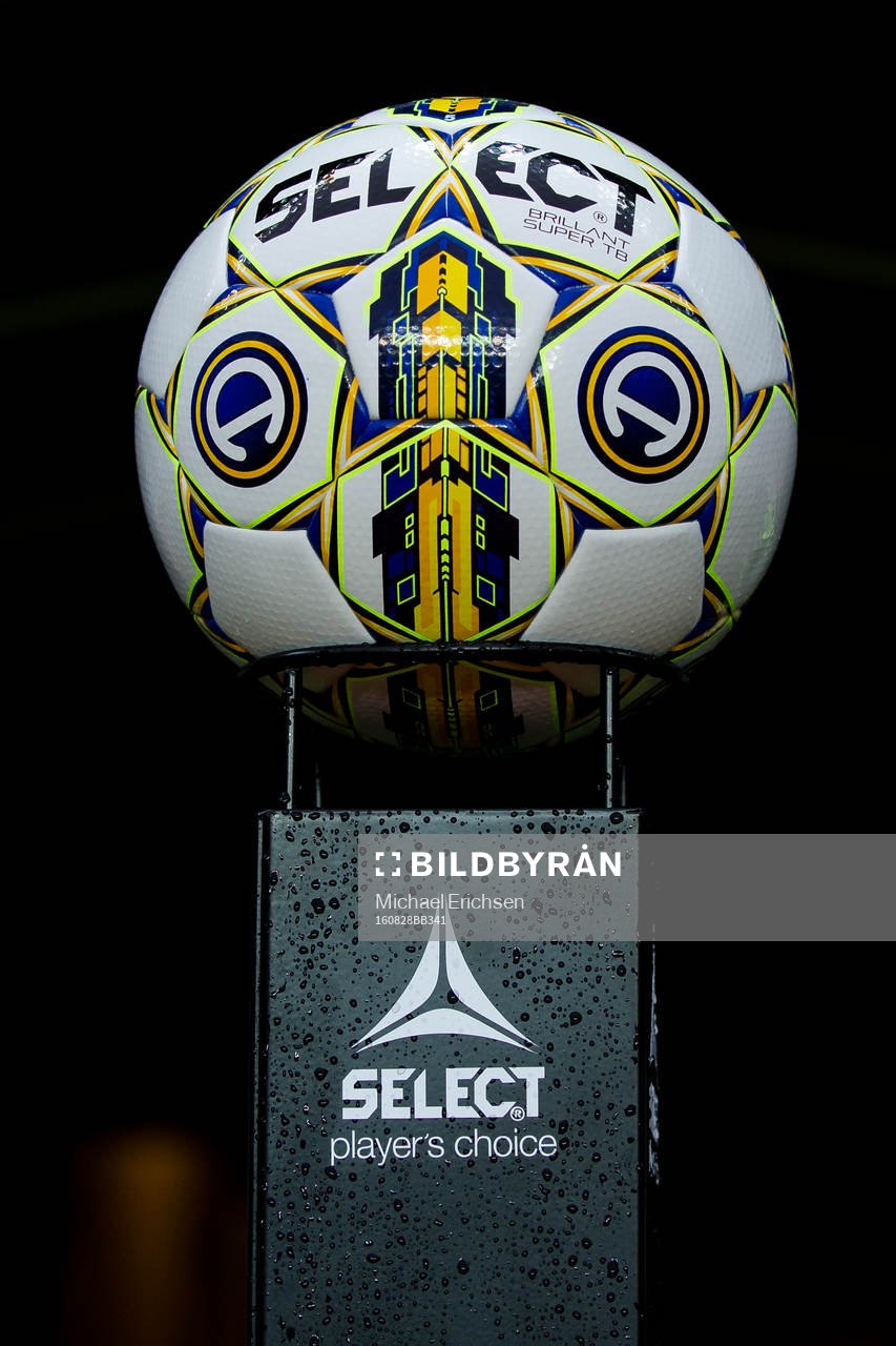 Den nya officiella matchbollen innan fotbollsmatchen i