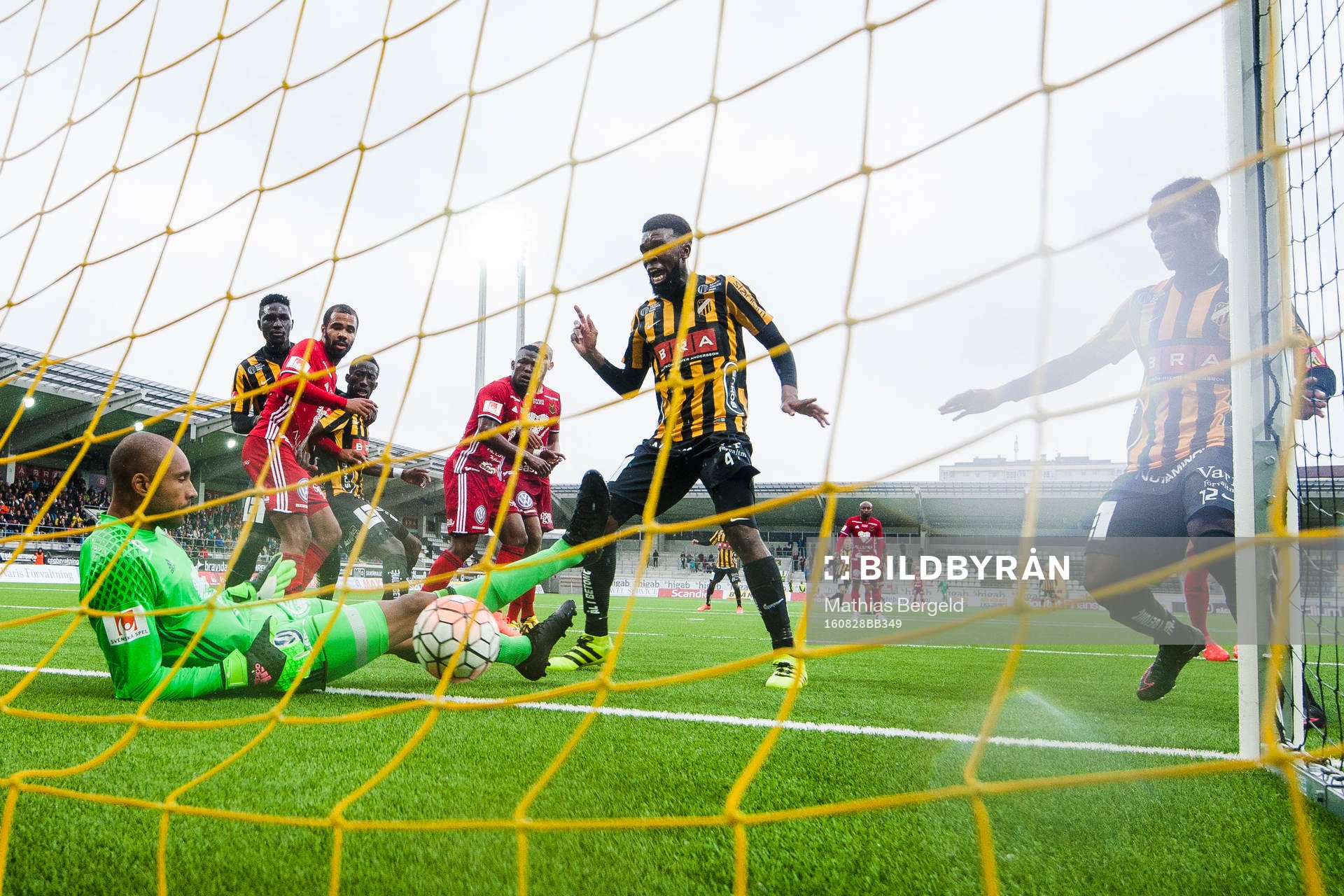 Häckens Tefu Junaid Mashamaite jublar när han gör 3-1