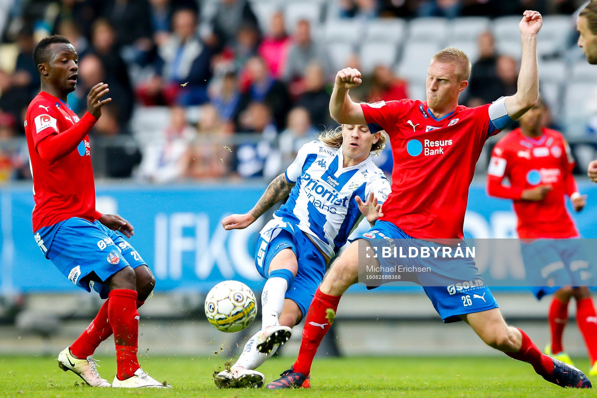 Helsingborgs Peter Larsson täcker skott från  IFK