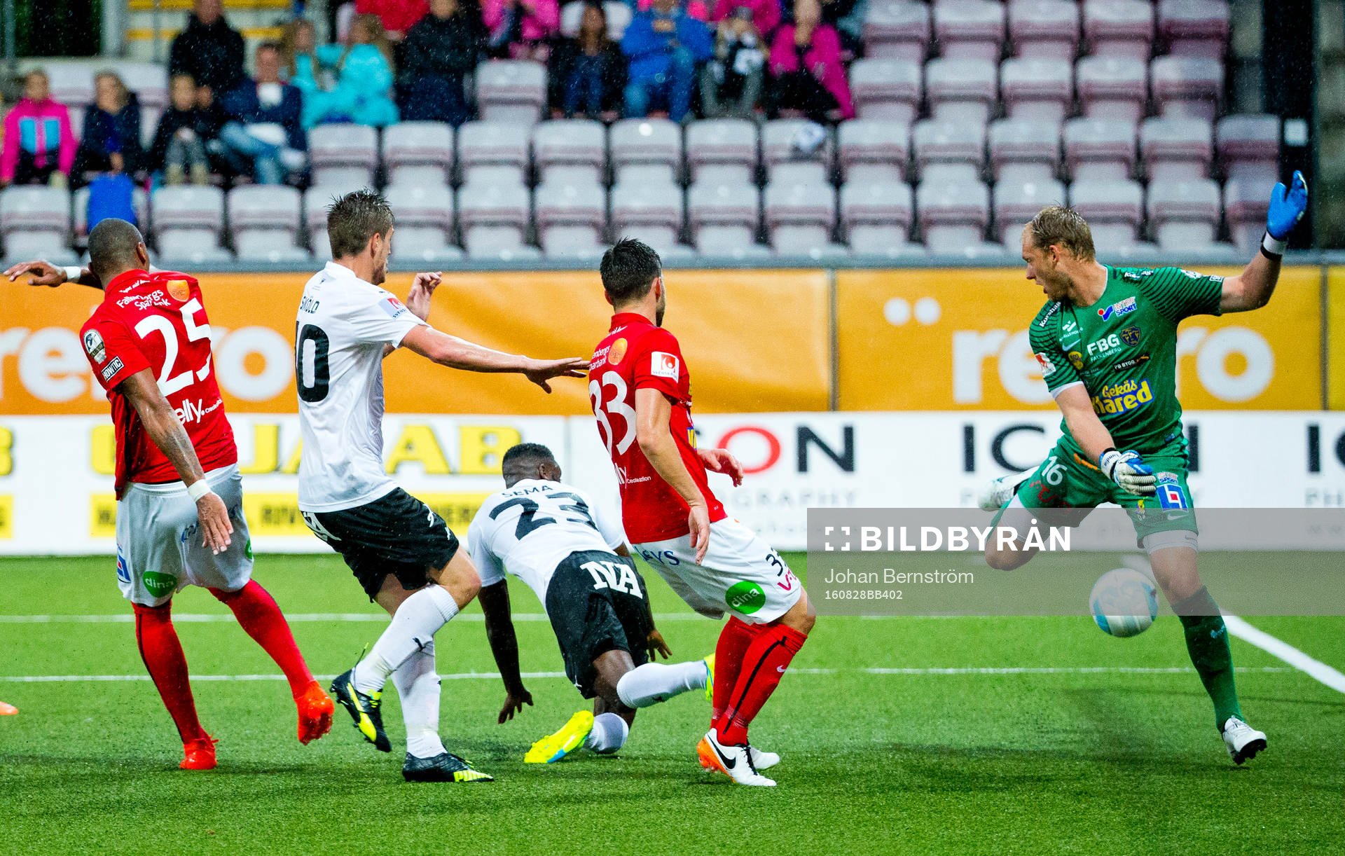 Örebros Maic Sema gör 3-2 på Falkenbergs målvakt