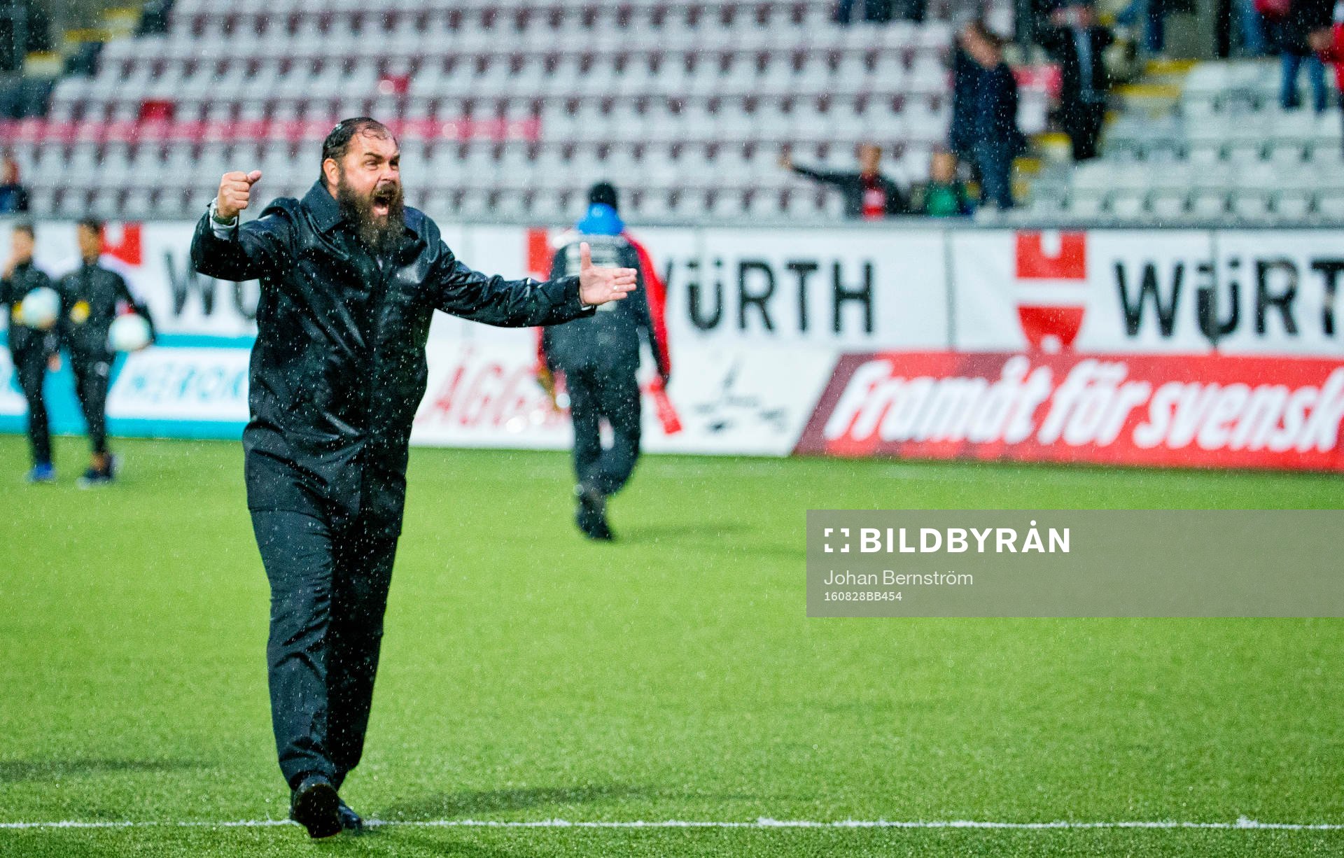 Örebros tränare Alexander Axén jublar