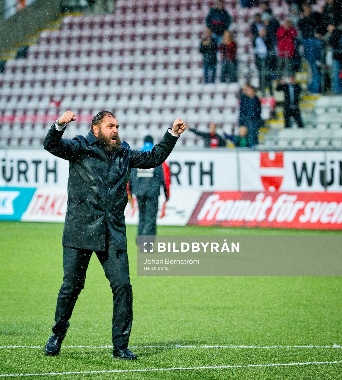 Örebros tränare Alexander Axén jublar efter slutsignalen under fotbollsmatchen i Allsvenskan mellan Örebro och Falkenberg den 28 augusti 2016 i Örebro.