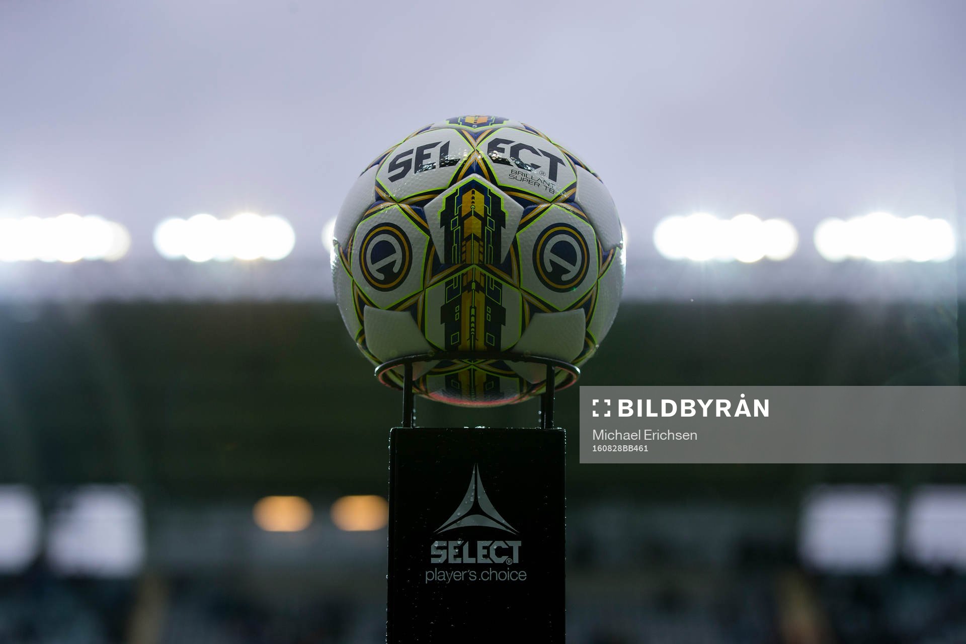 Den nya officiella matchbollen innan fotbollsmatchen i
