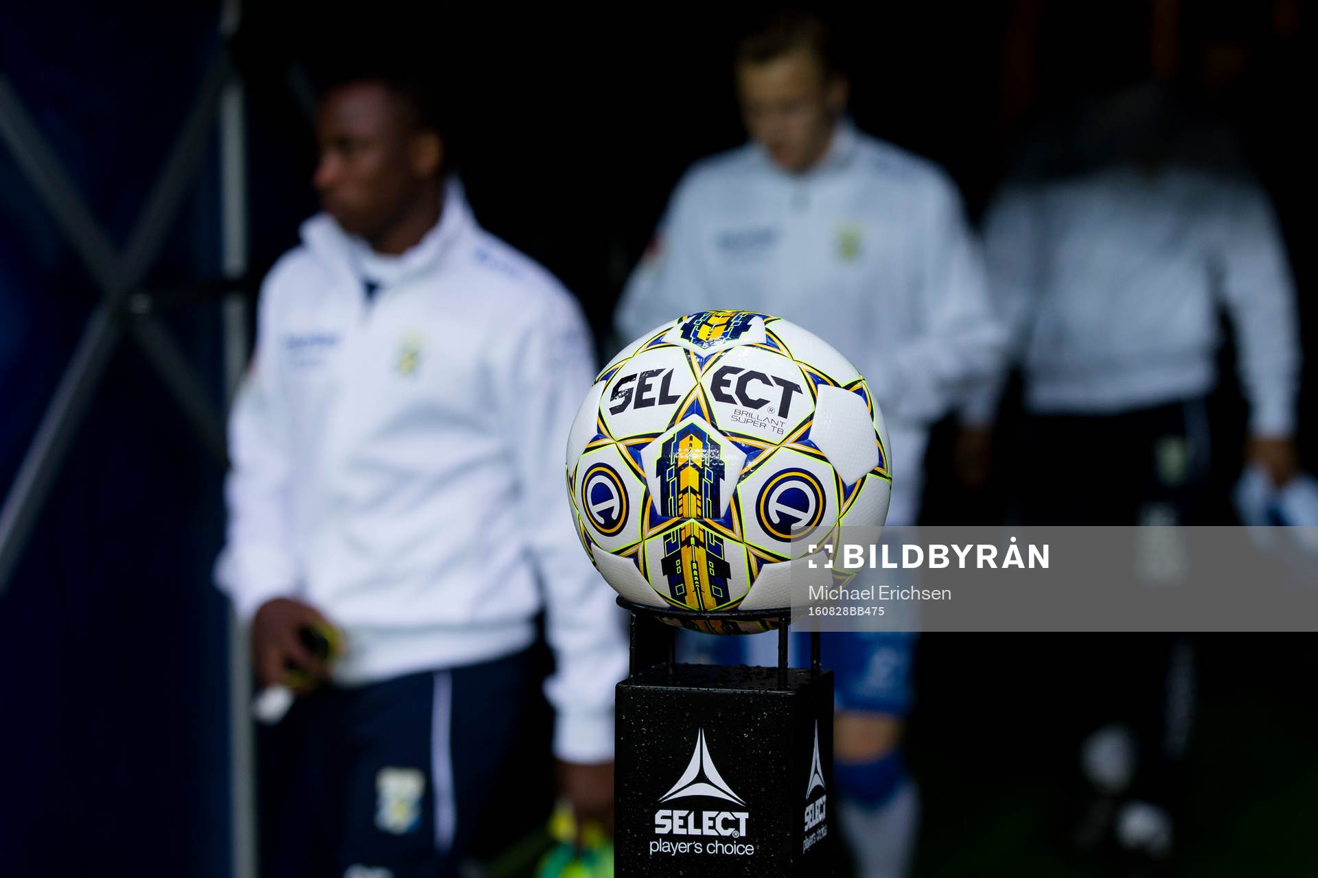 Den nya officiella matchbollen innan fotbollsmatchen i