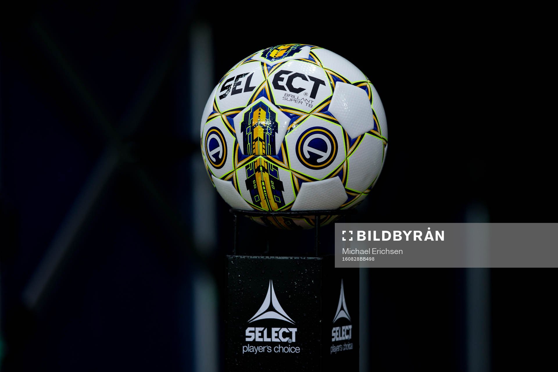 Den nya officiella matchbollen innan fotbollsmatchen i
