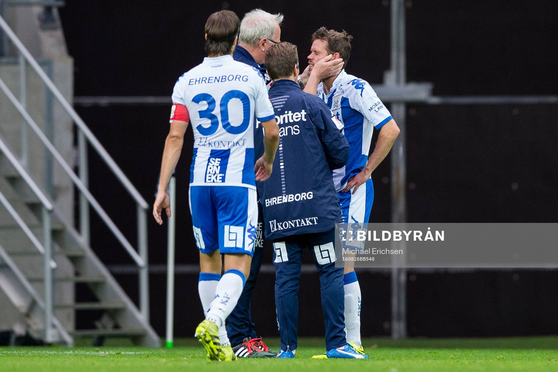 IFK Göteborgs Emil Salomonsson blir omhändertagen