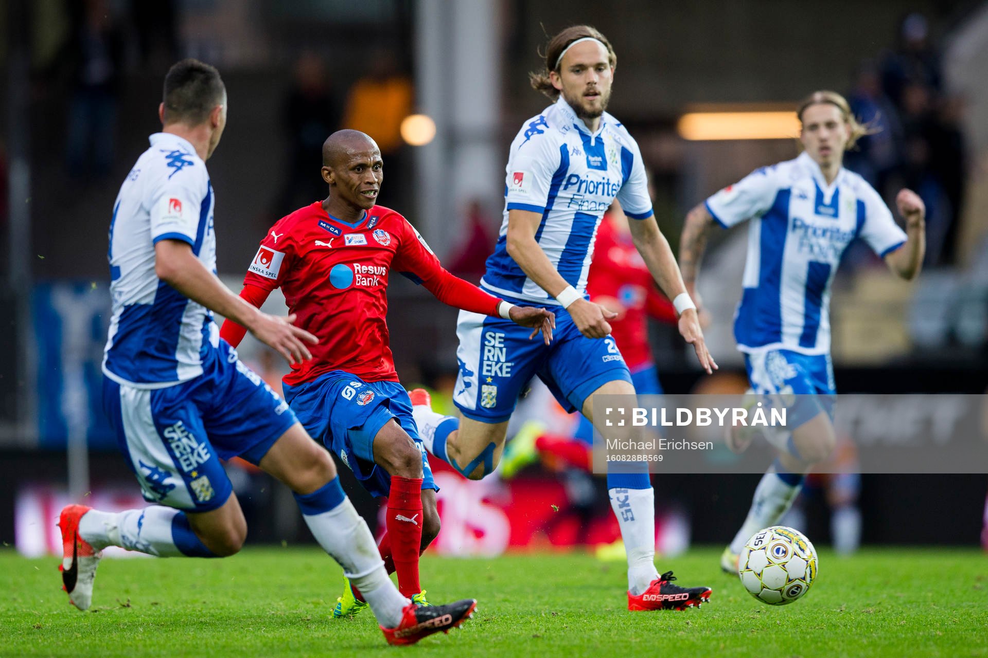 Helsingborgs Amethyst Bradley Ralani mellan IFK Göteborgs