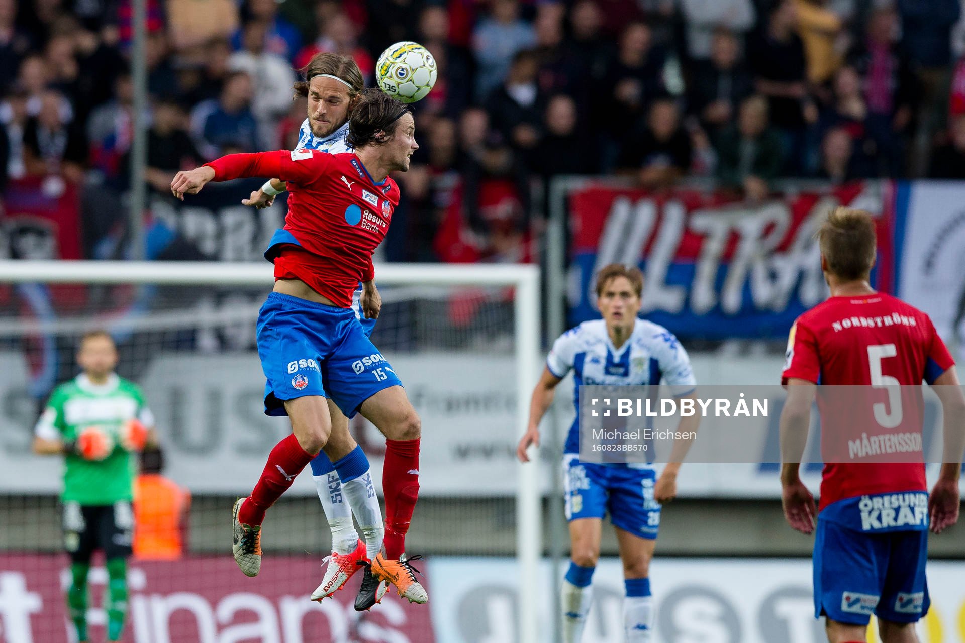 IFK Göteborgs Tom Pettersson i nickduell med Helsingborgs