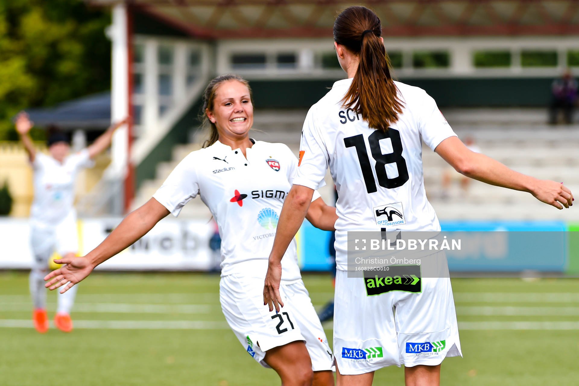 Rosengårds Lieke Martens och Lotta Schelin jublar