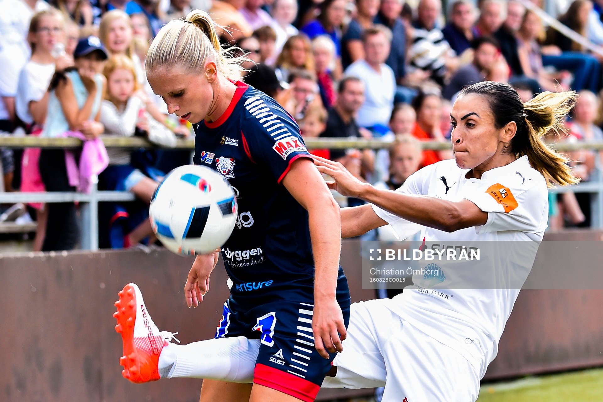 Linköpings Jonna Andersson och Rosengårds Marta Viera Da Silva under fotbollsmatchen i finalen av Svenska cupen mellan Rosengård och Linköping den 28 augusti 2016 i Malmö.