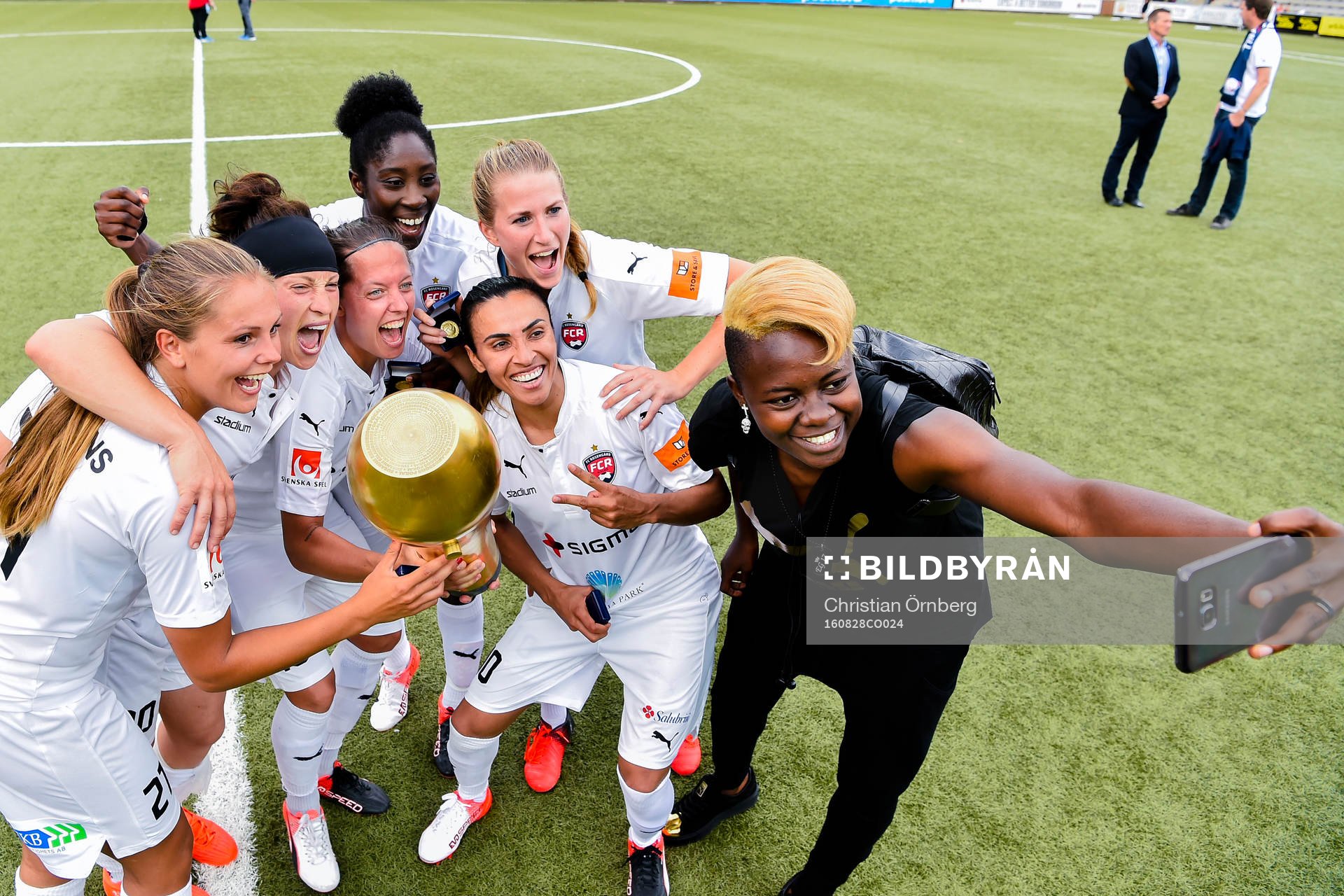 Rosengårds spelare tar en selfie med pokalen