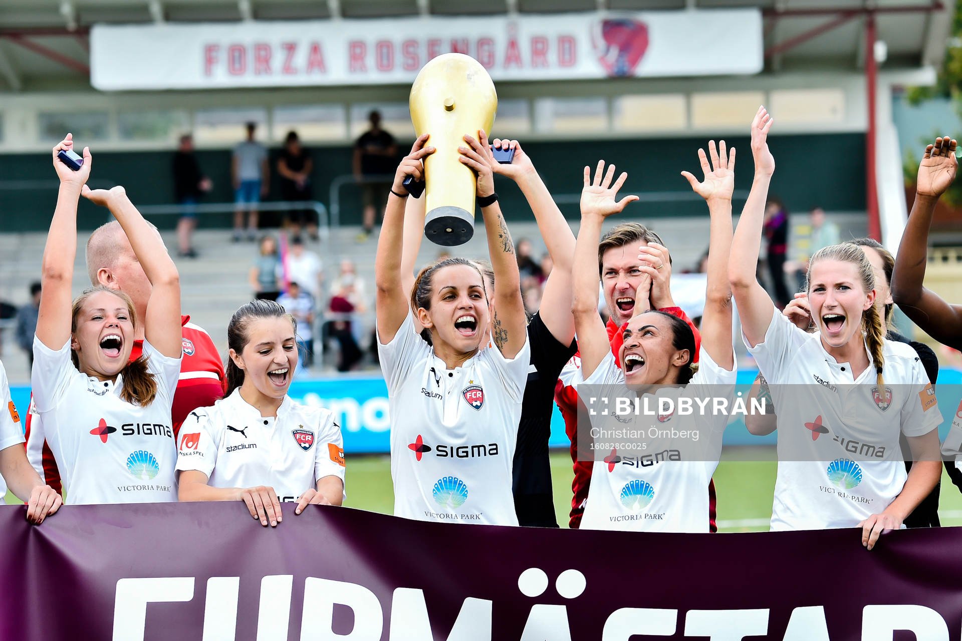 Rosengårds spelare jublar