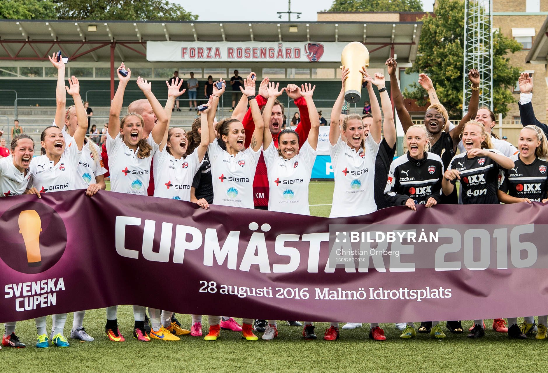 Rosengårds spelare jublar med pokalen