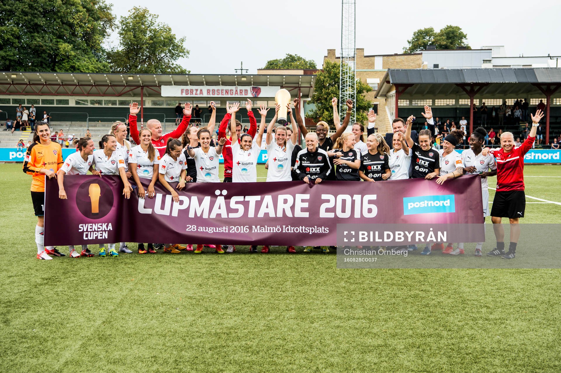 Rosengårds spelare jublar med pokalen