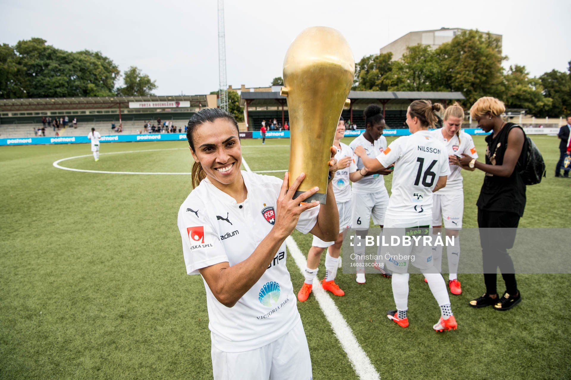 Rosengårds Marta Viera Da Silva jublar med pokalen