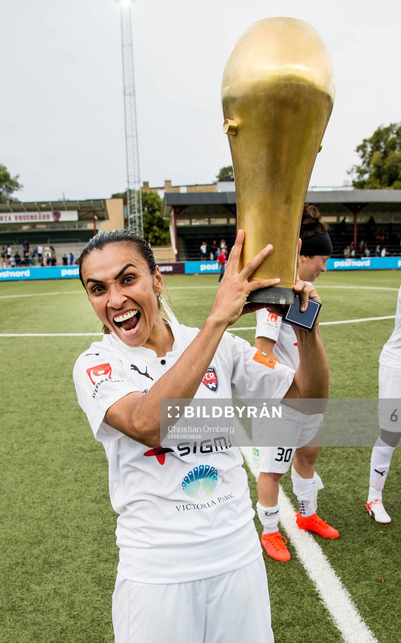 Rosengårds Marta Viera Da Silva jublar med pokalen