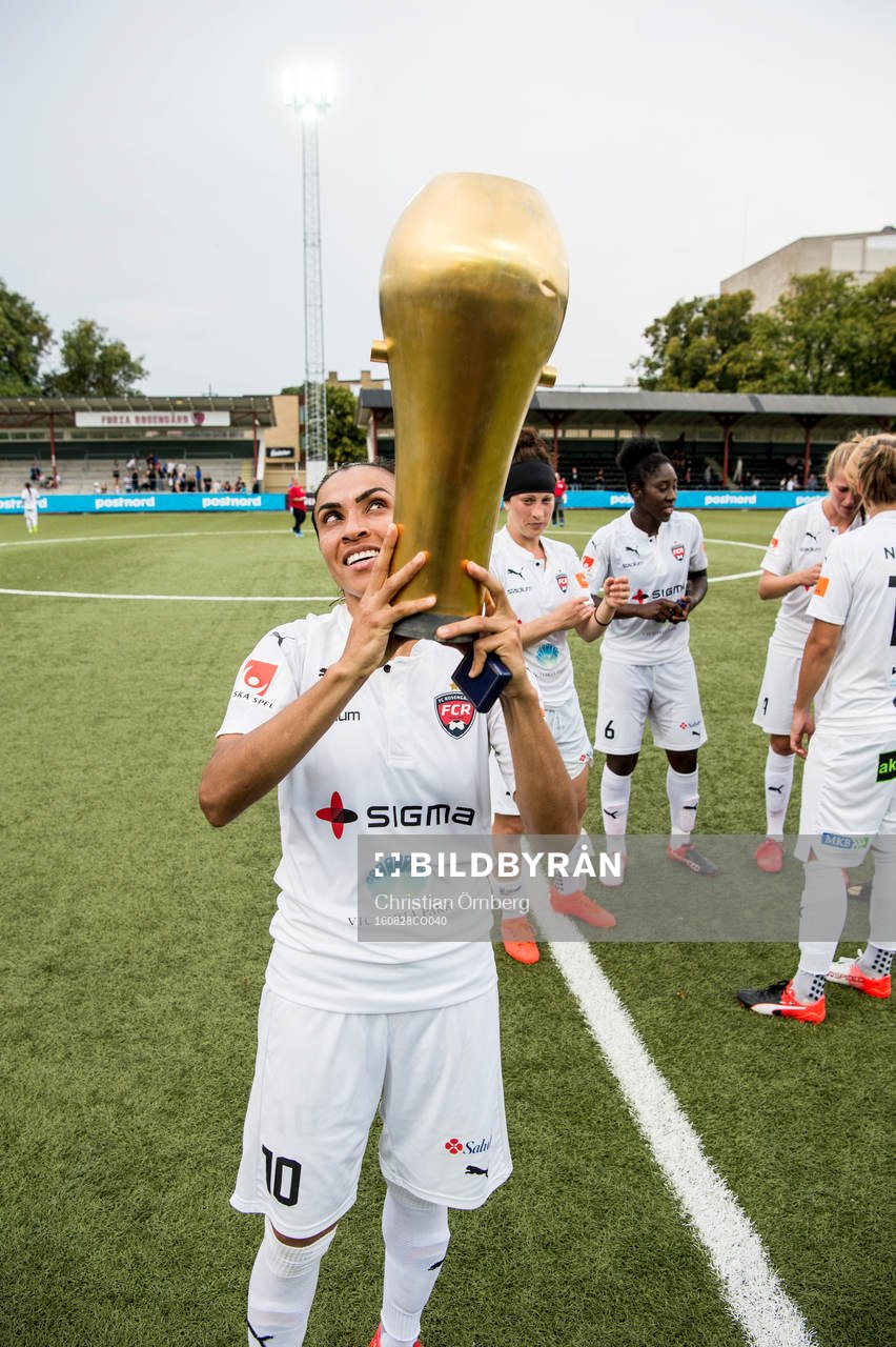 Rosengårds Marta Viera Da Silva jublar med pokalen
