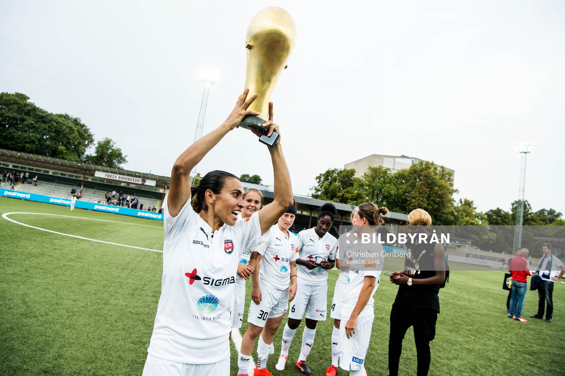 Rosengårds Marta Viera Da Silva jublar med pokalen