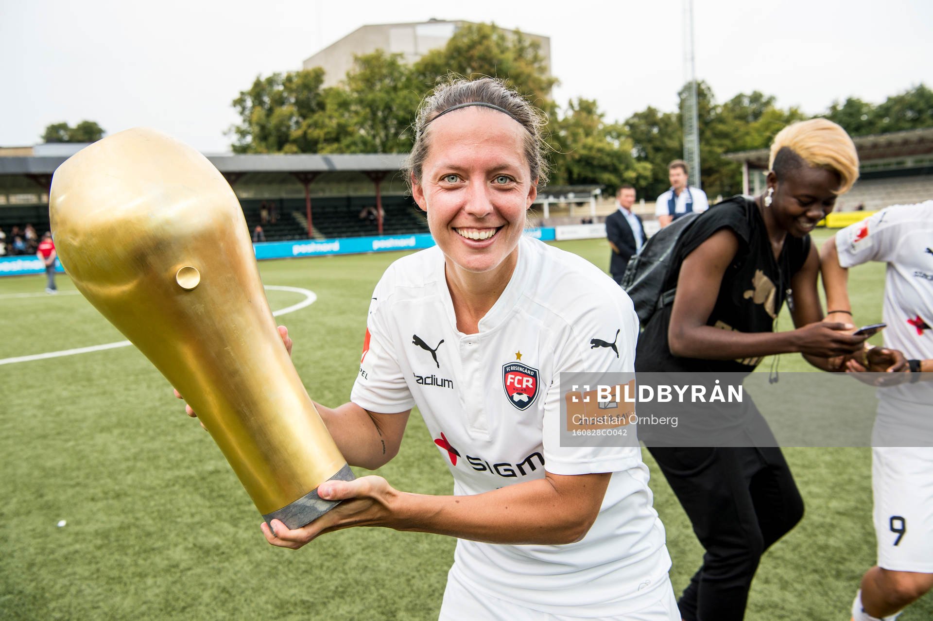 Rosengårds Lina Nilsson jublar med pokalen