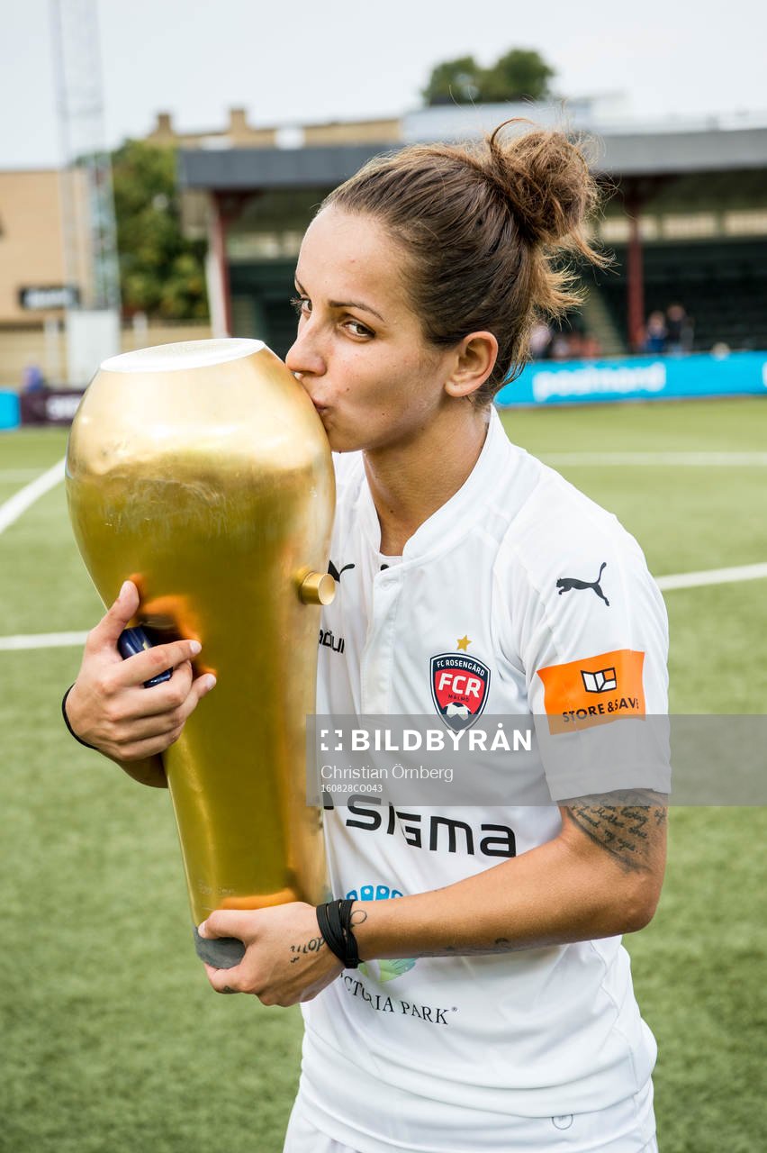 Rosengårds Natasa Andonova pussar pokalen efter vinsten i fotbollsmatchen i finalen av Svenska cupen mellan Rosengård och Linköping den 28 augusti 2016 i Malmö.
