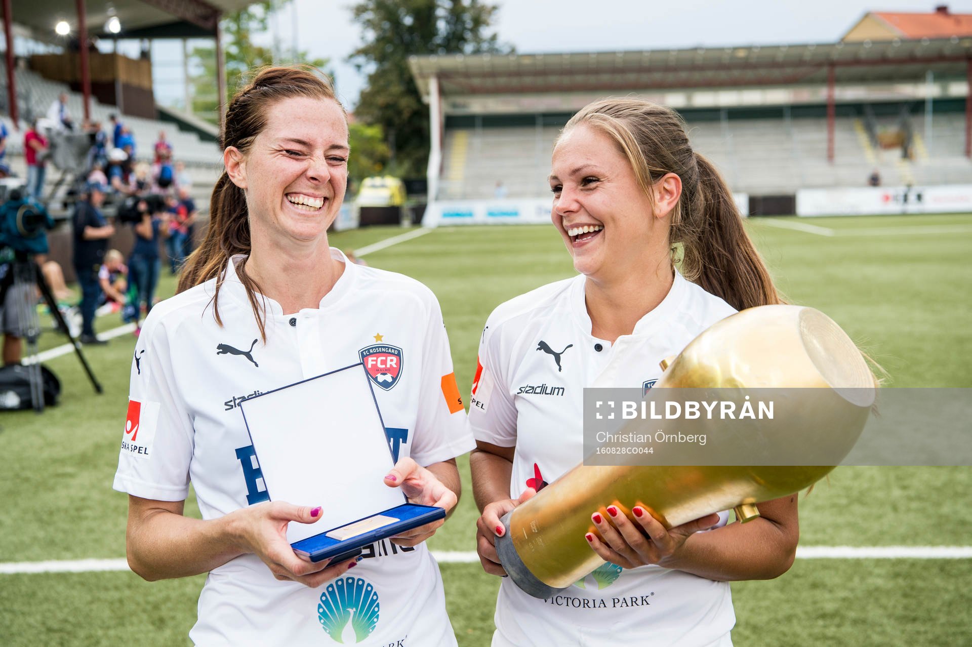 Rosengårds Lotta Schelin och Lieke Martens  jublar med pokalen efter vinsten i fotbollsmatchen i finalen av Svenska cupen mellan Rosengård och Linköping den 28 augusti 2016 i Malmö.