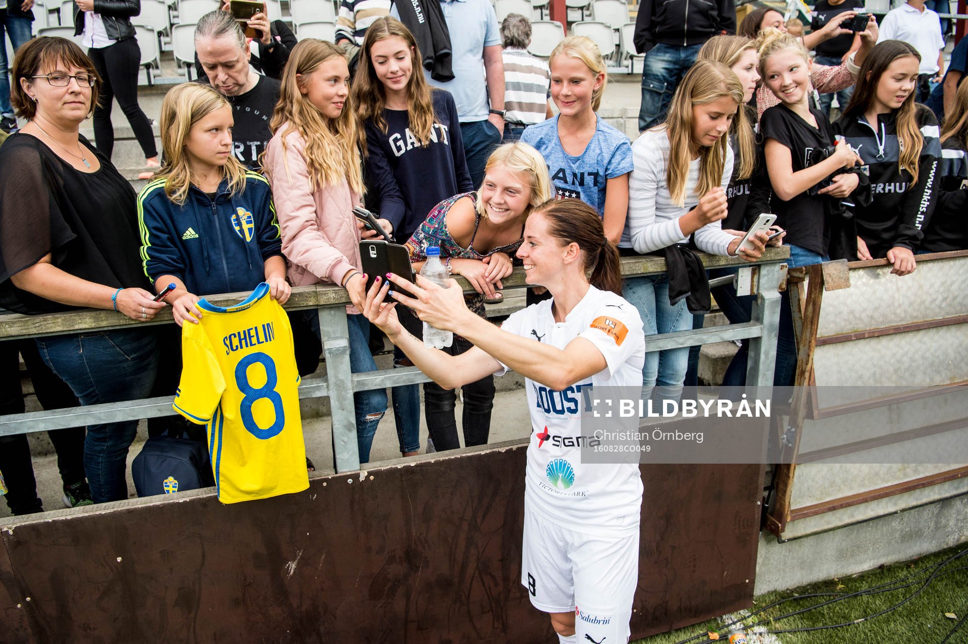 Rosengårds Lotta Schelin skriver autografer