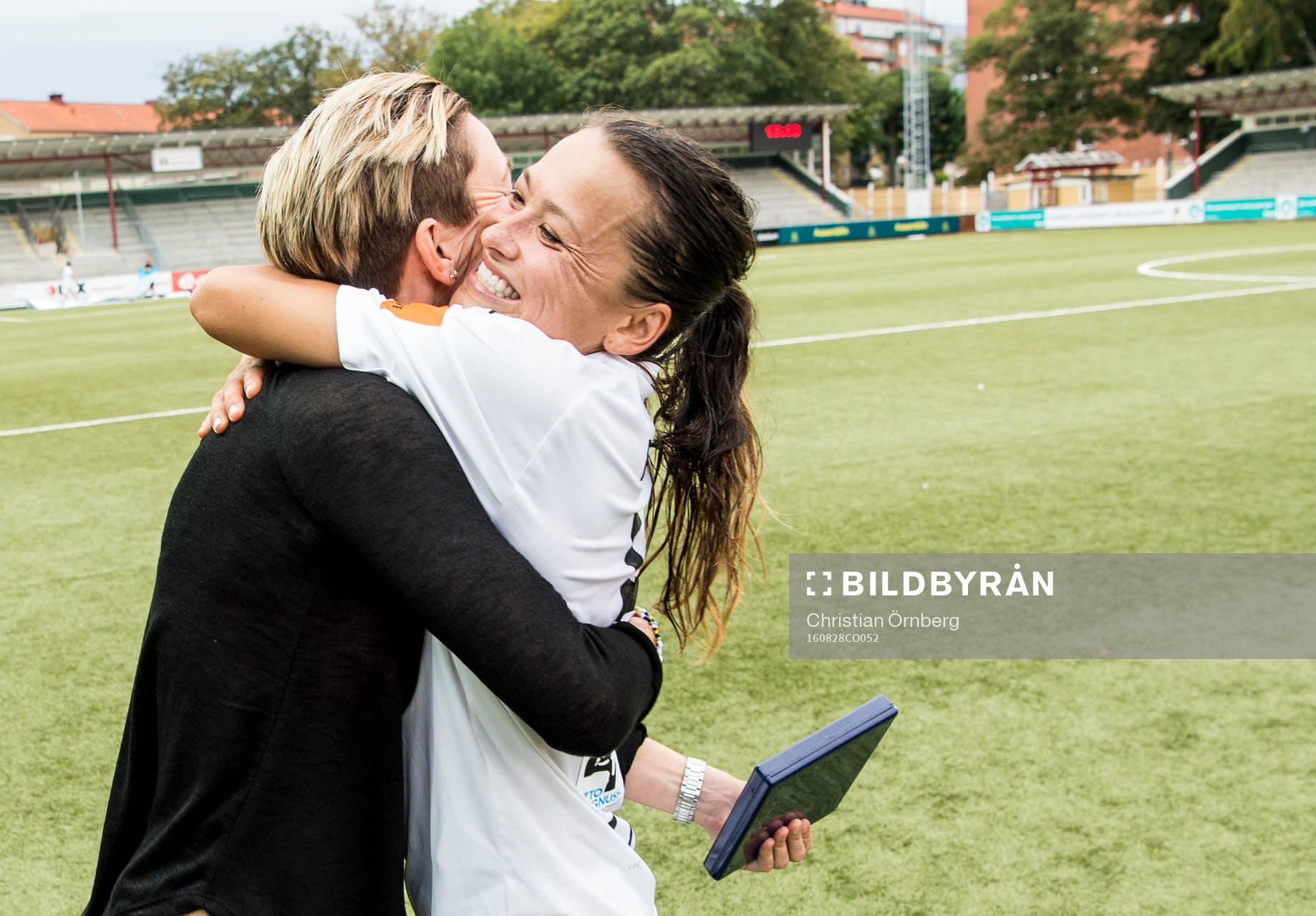 Rosengårds Alexandra Lowe Riley kramar om sportchef