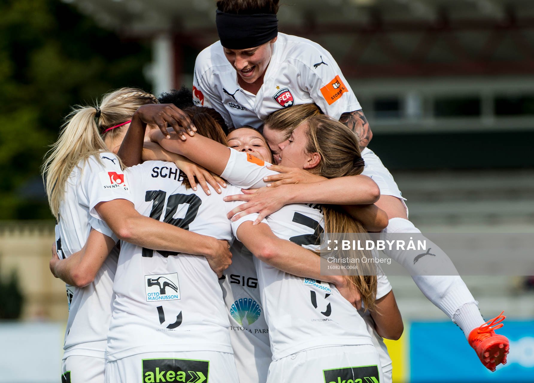 Rosengårds Ella Masar hoppar upp på lagkamraterna och