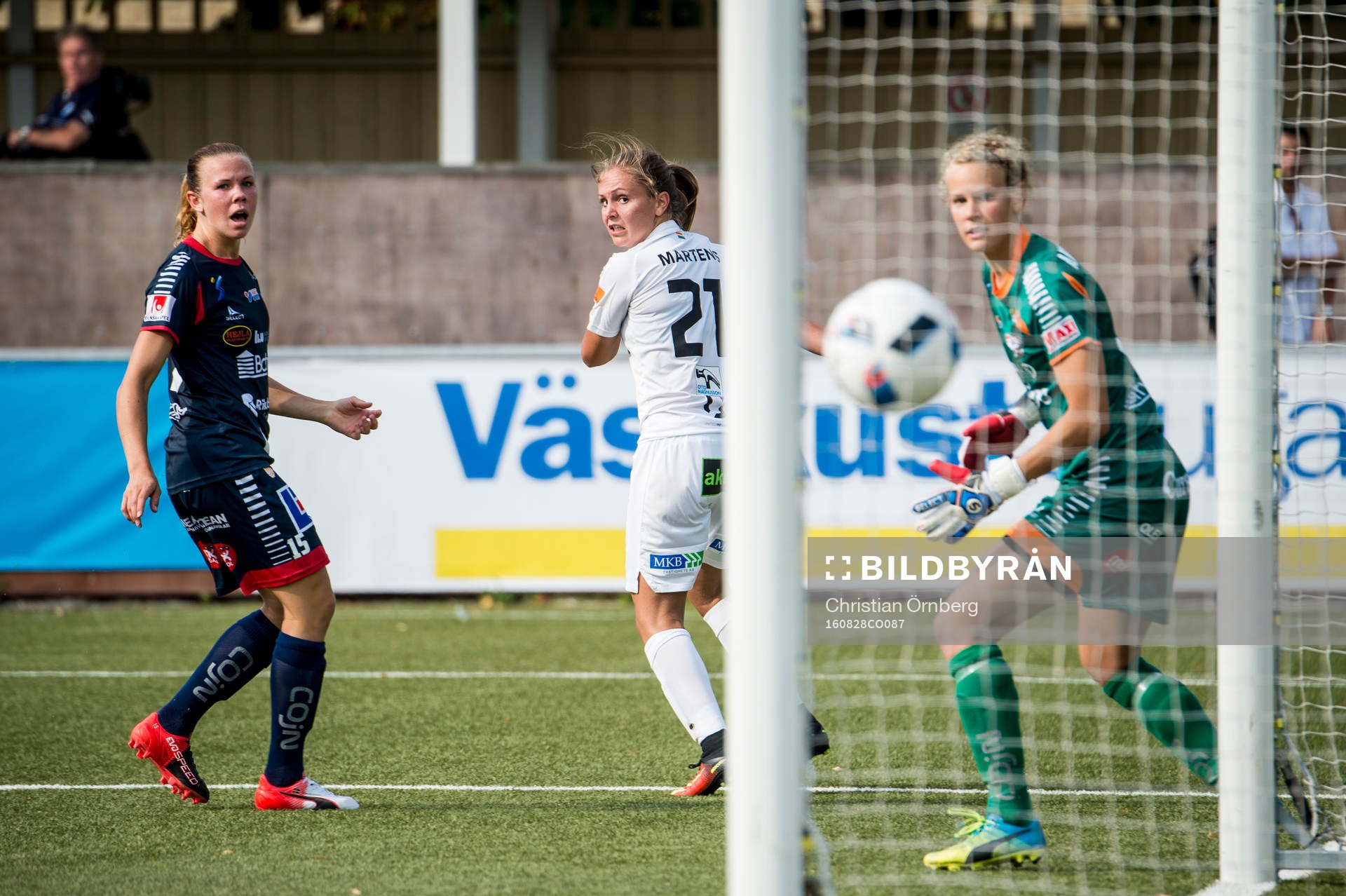 Rosengårds Lieke Martens gör 2-0 på Linköpings målvakt