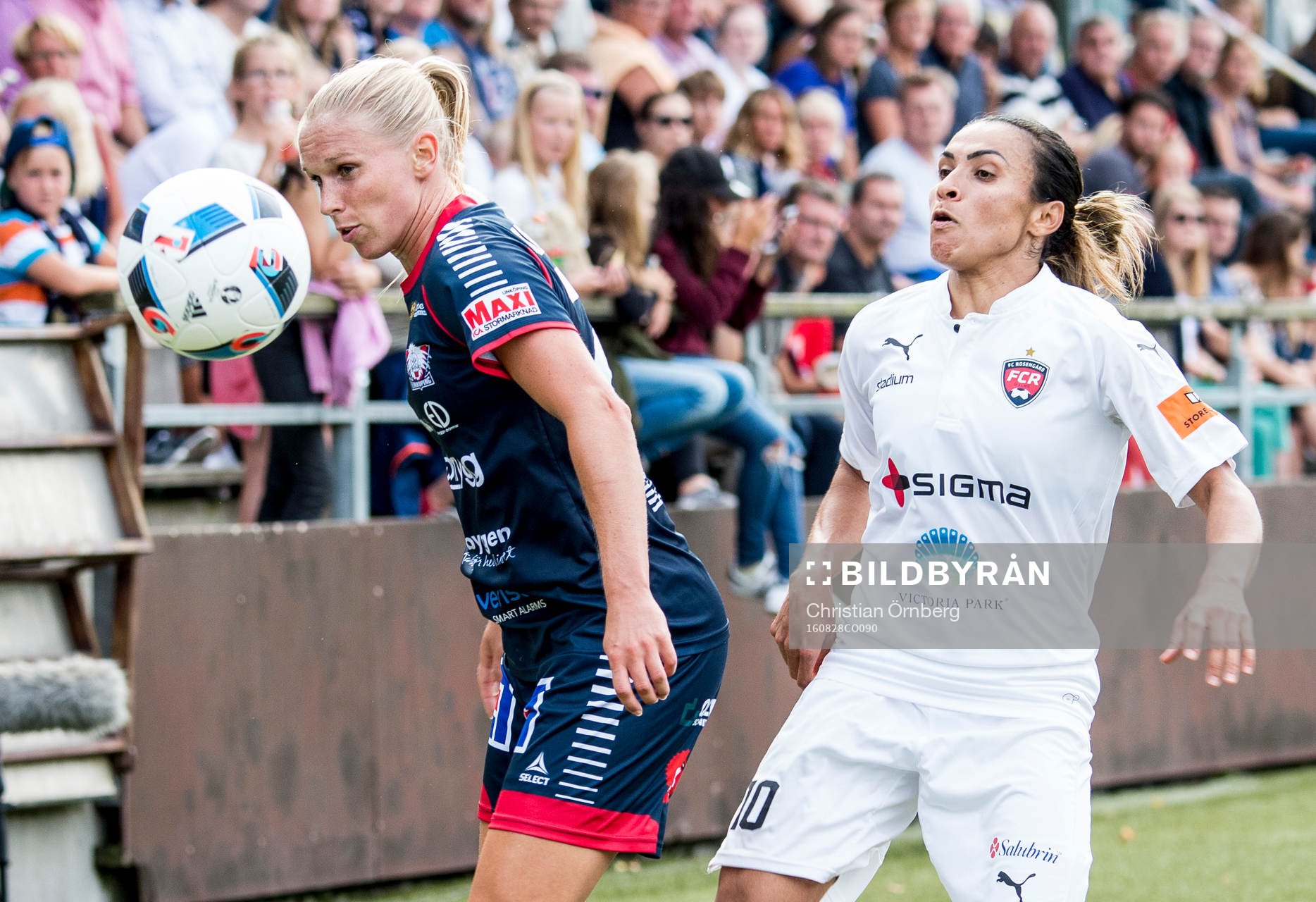 Linköpings Jonna Andersson mot Rosengårds Marta Viera Da Silva under fotbollsmatchen i finalen av Svenska cupen mellan Rosengård och Linköping den 28 augusti 2016 i Malmö.